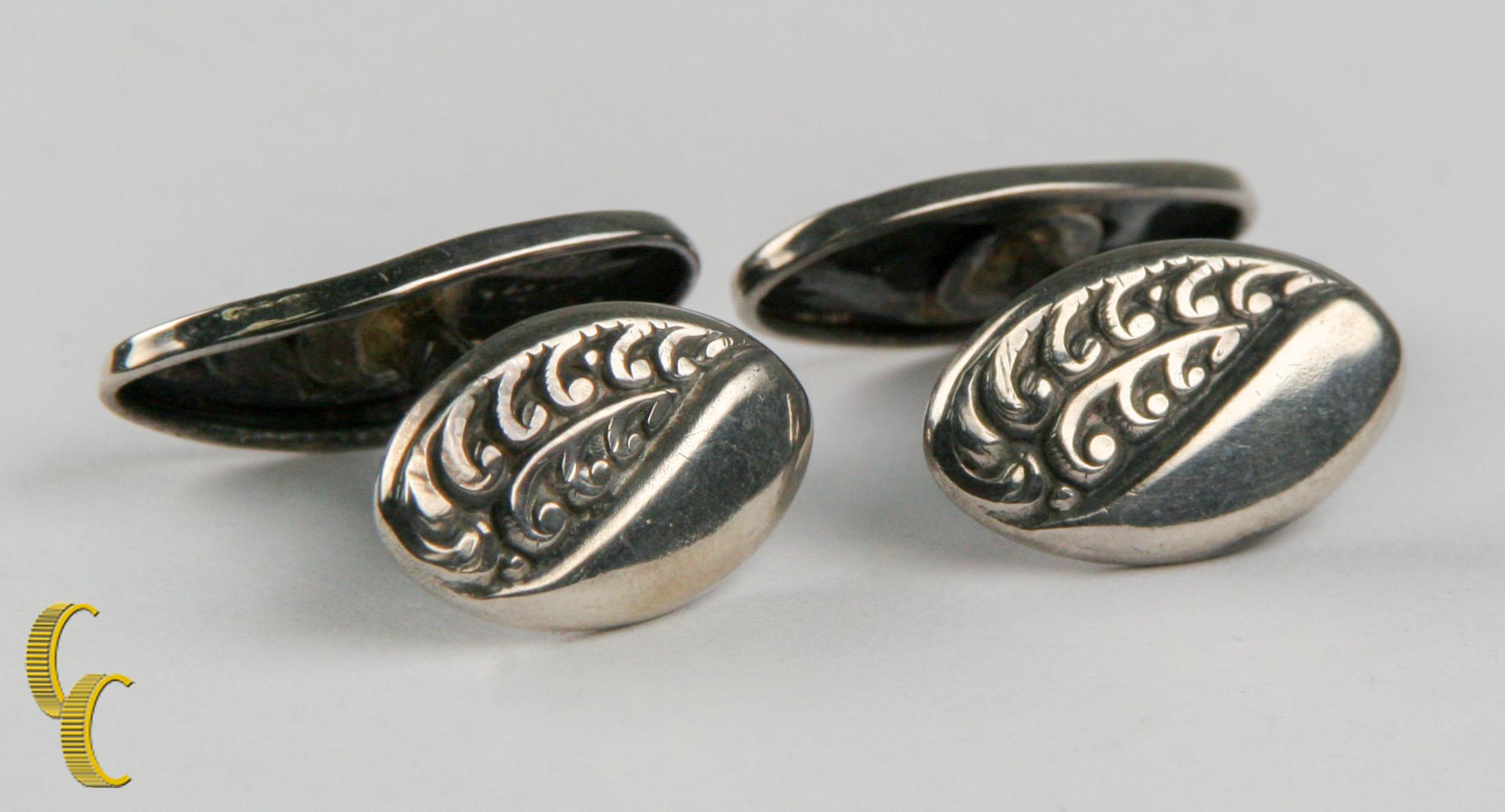 Bei gemelli in argento sterling.
Disegni di foglie e piante.
Bella tonalità argento.
Dimensioni: 20 x 10 mm.
Peso: 4,8 grammi.