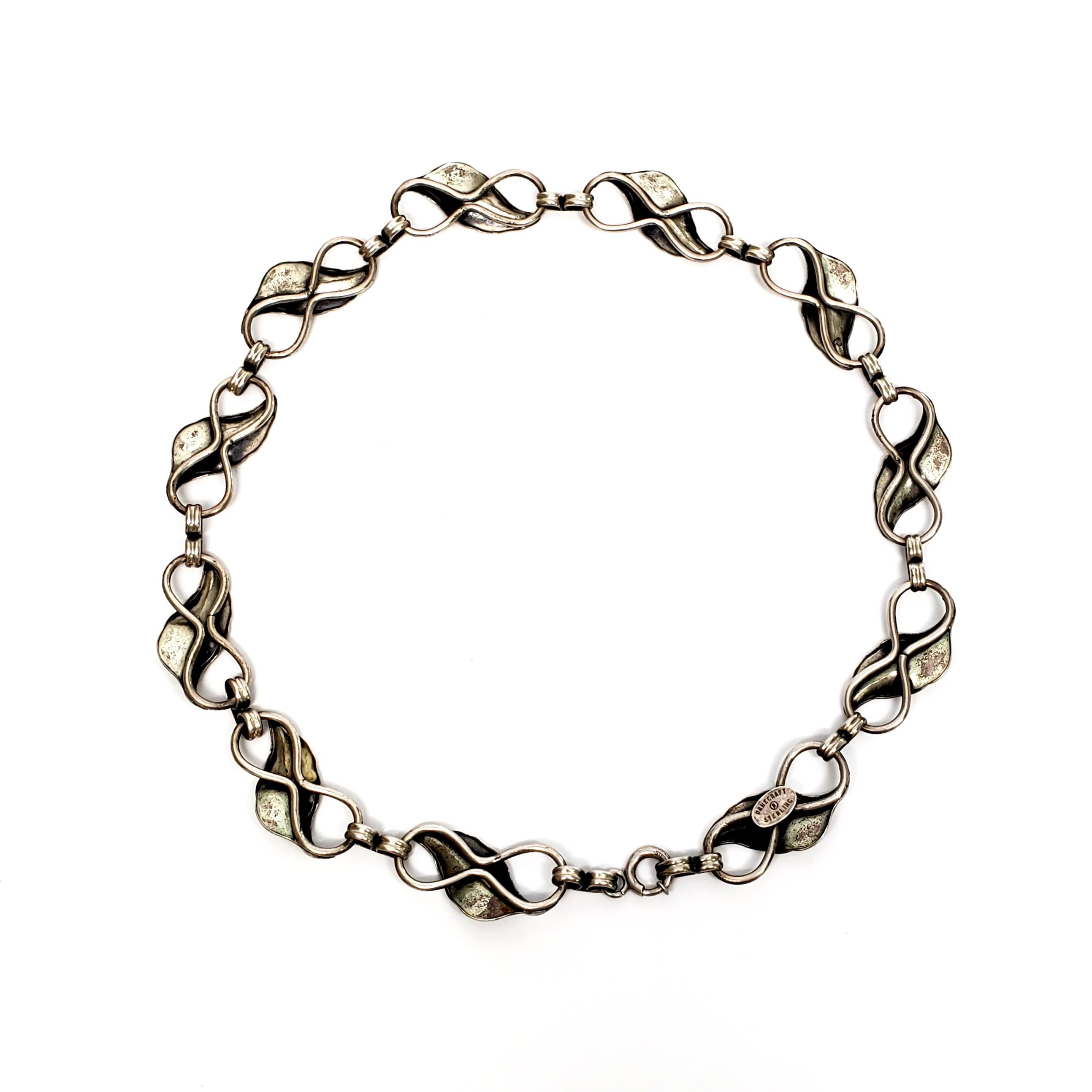Vintage sterling silver leaf necklace by Danecraft.

This pretty leaf necklace with etched veins is a beautiful example of classic Danecraft design.

Measures approx 15
