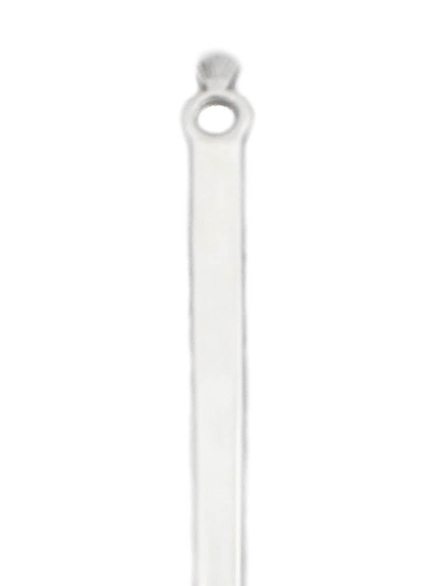 Este abrecartas de plata de ley es una bonita pieza que constituye un gran regalo. No sólo es funcional, sino también un bonito detalle para tu escritorio. Elegante y sin adornos, combina con cualquier decoración.