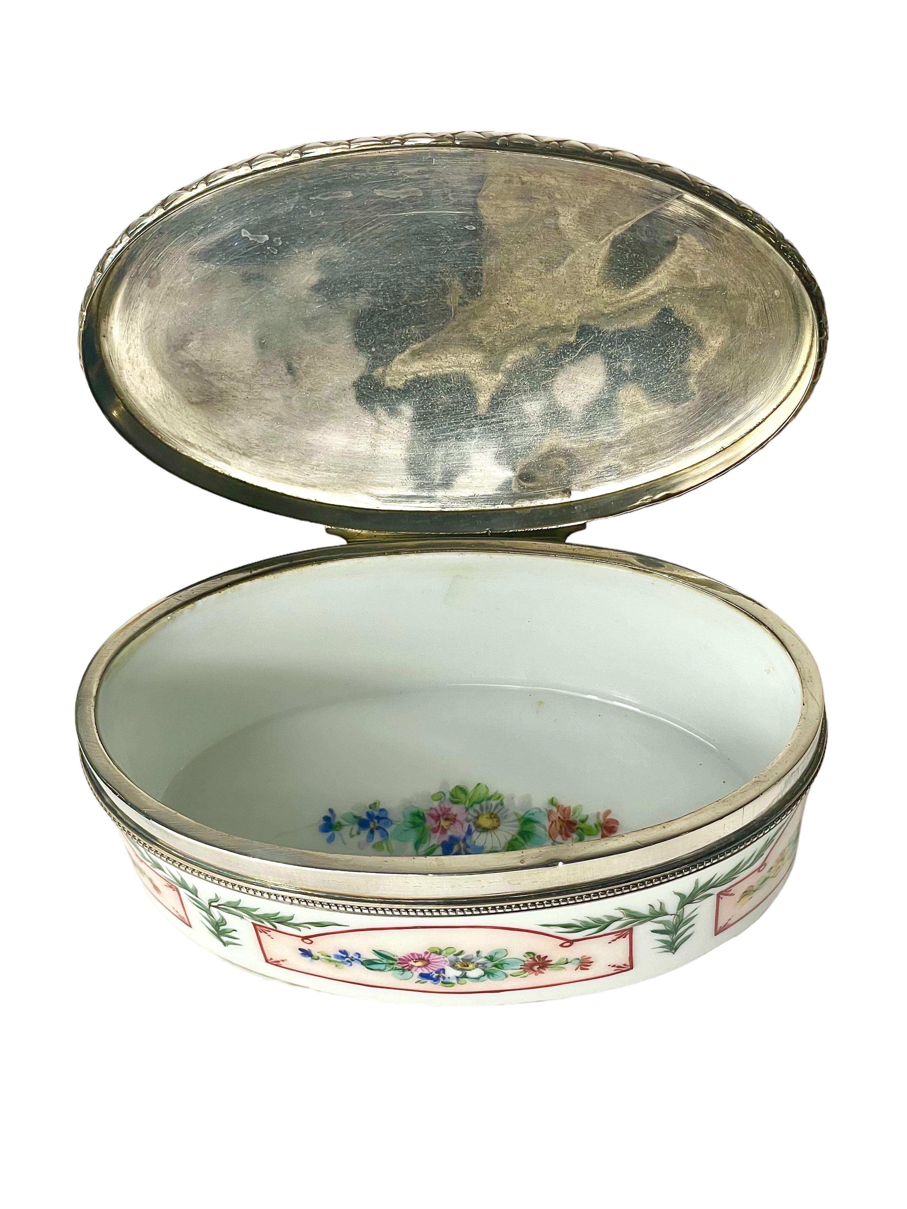 Caja de baratijas o tabaquera de porcelana con tapa, de plata de ley Luis XVI en venta