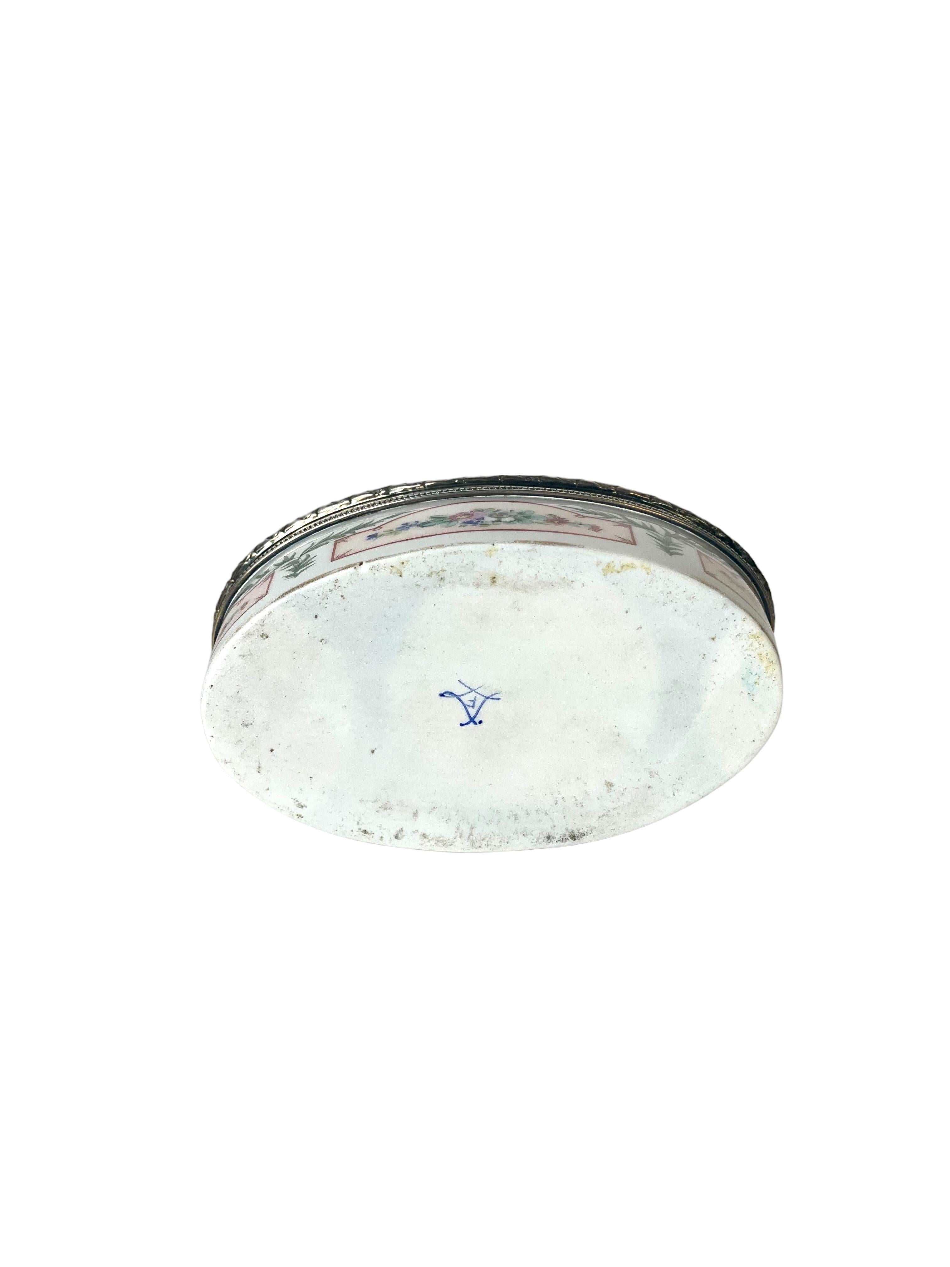 Caja de baratijas o tabaquera de porcelana con tapa, de plata de ley Francés en venta