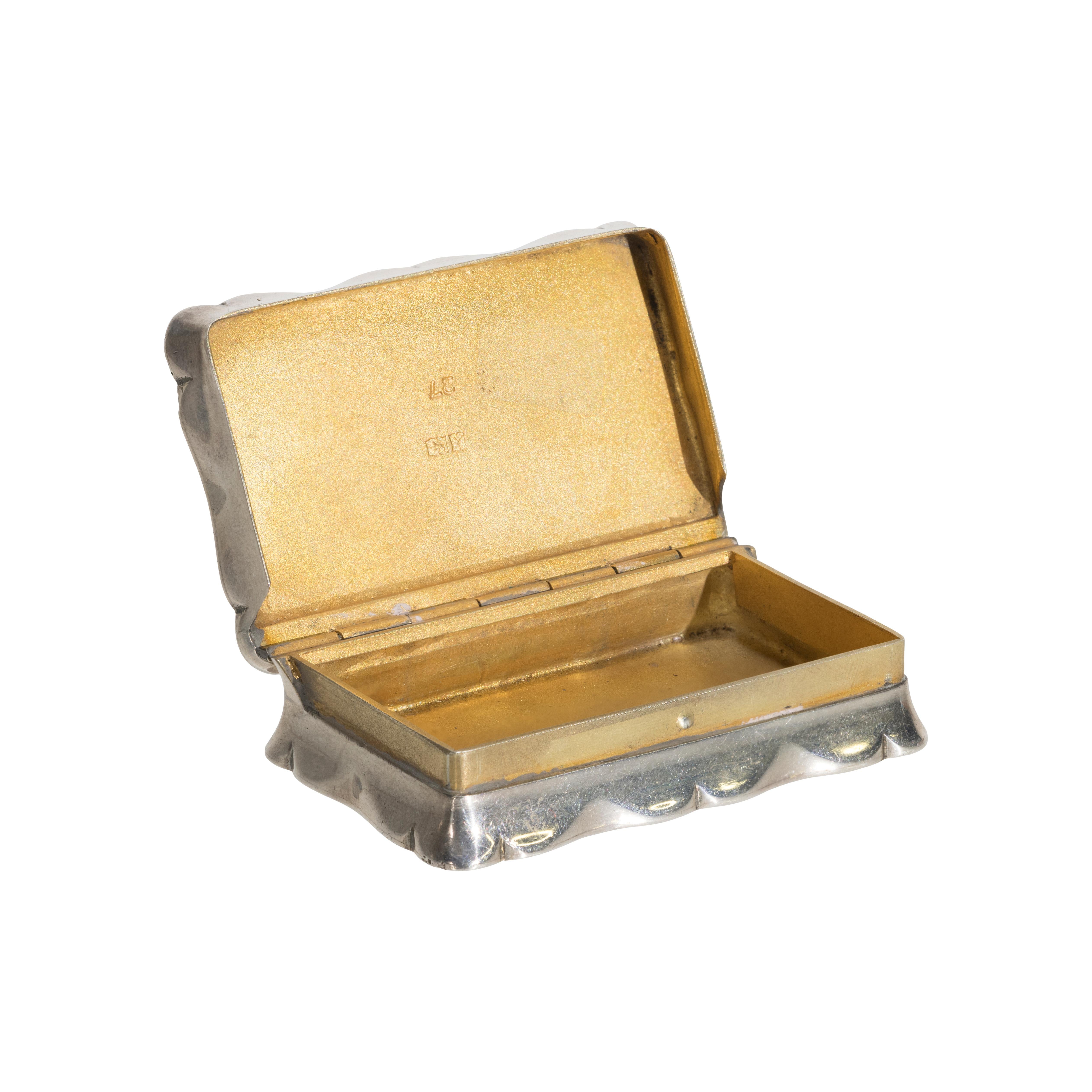 Scatola con coperchio in argento sterling con un bellissimo disegno floreale che copre la parte superiore e inferiore. Corona incisa al centro del coperchio. Bellissimo pezzo di vanità. Forse una vecchia scatola di vinaigrette per profumi da donna.