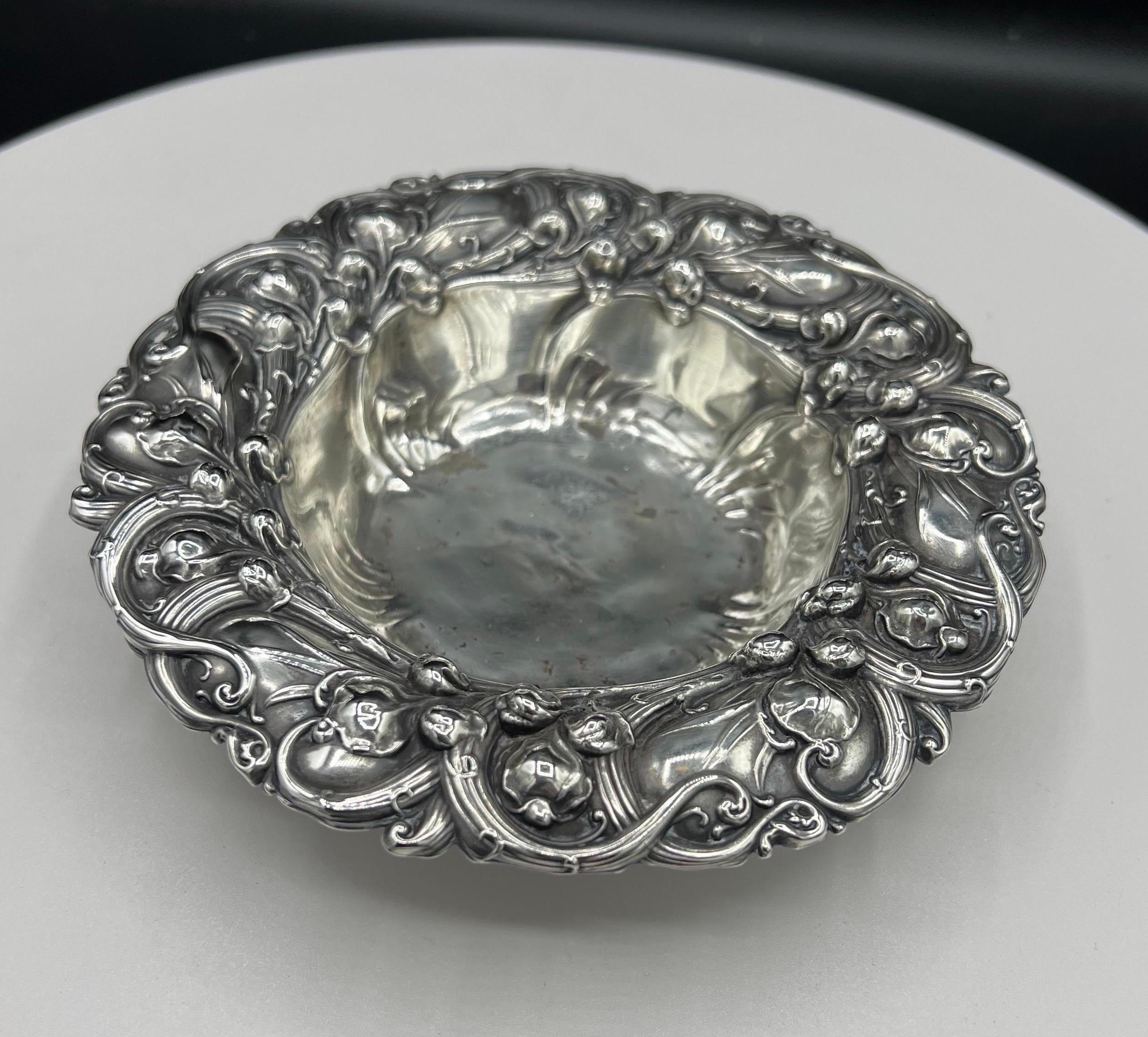 Plat à bonbons en argent sterling « Lilly of the Valley » de Whiting Division
 Whiting avait une petite production mais produisait de l'argenterie artisanale exceptionnelle en quantités relativement faibles.
Le designer le plus important de cette