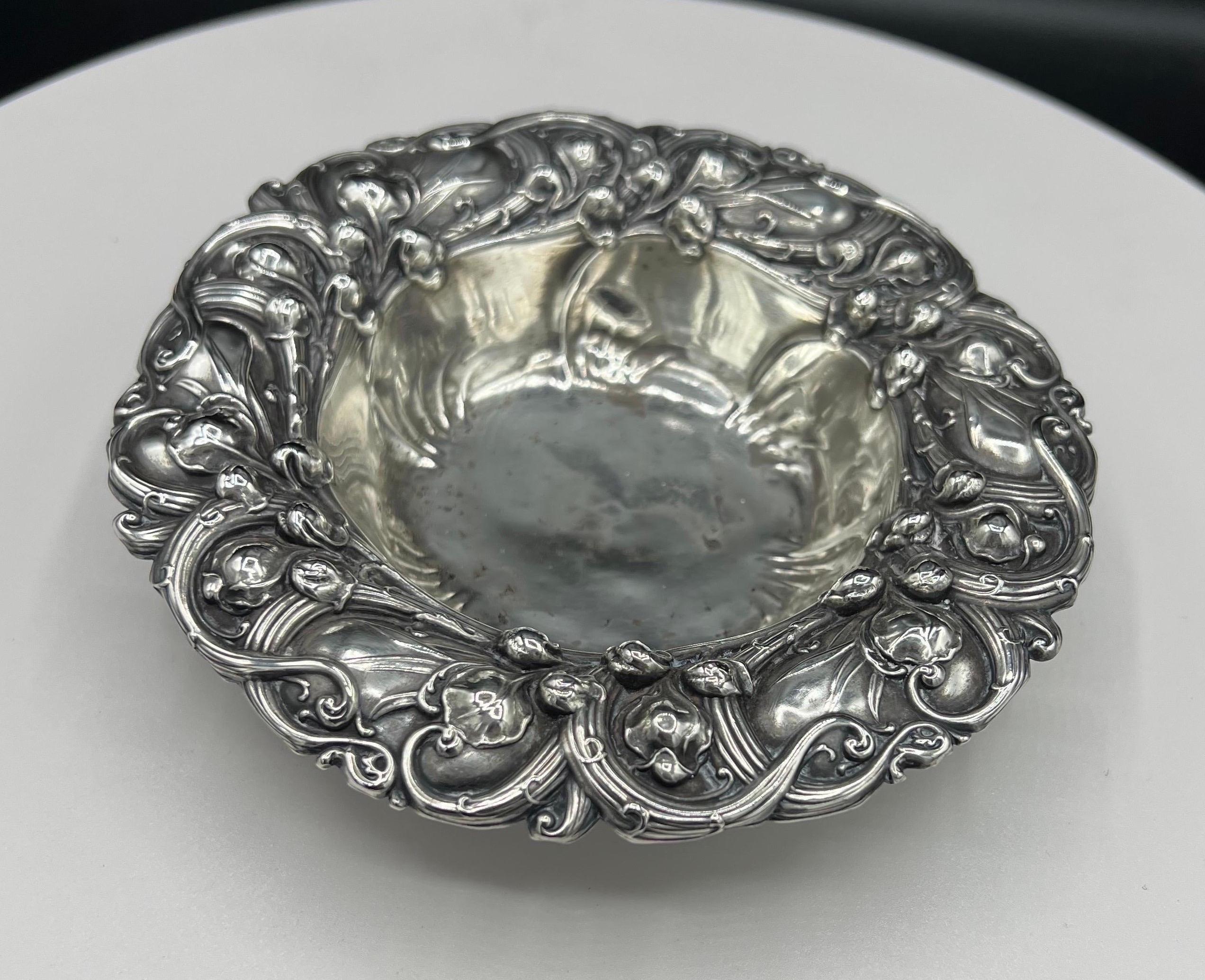 20ième siècle Plat à bonbons en argent sterling « Lilly of the Valley » de Whiting Division en vente