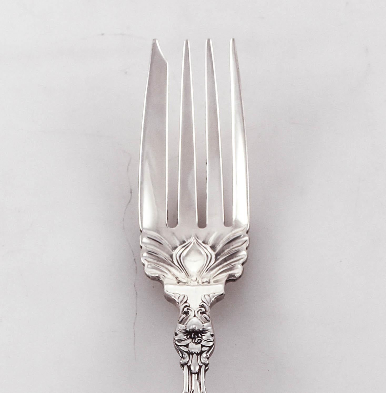 We are thrilled to offer this sterling silver serving fork by Whiting Manufacturing in the famous “Lily” pattern. One of Whiting’s most iconic patterns, it is very beautiful and sought after.
The design of blown-out flowers is classic Art Nouveau.