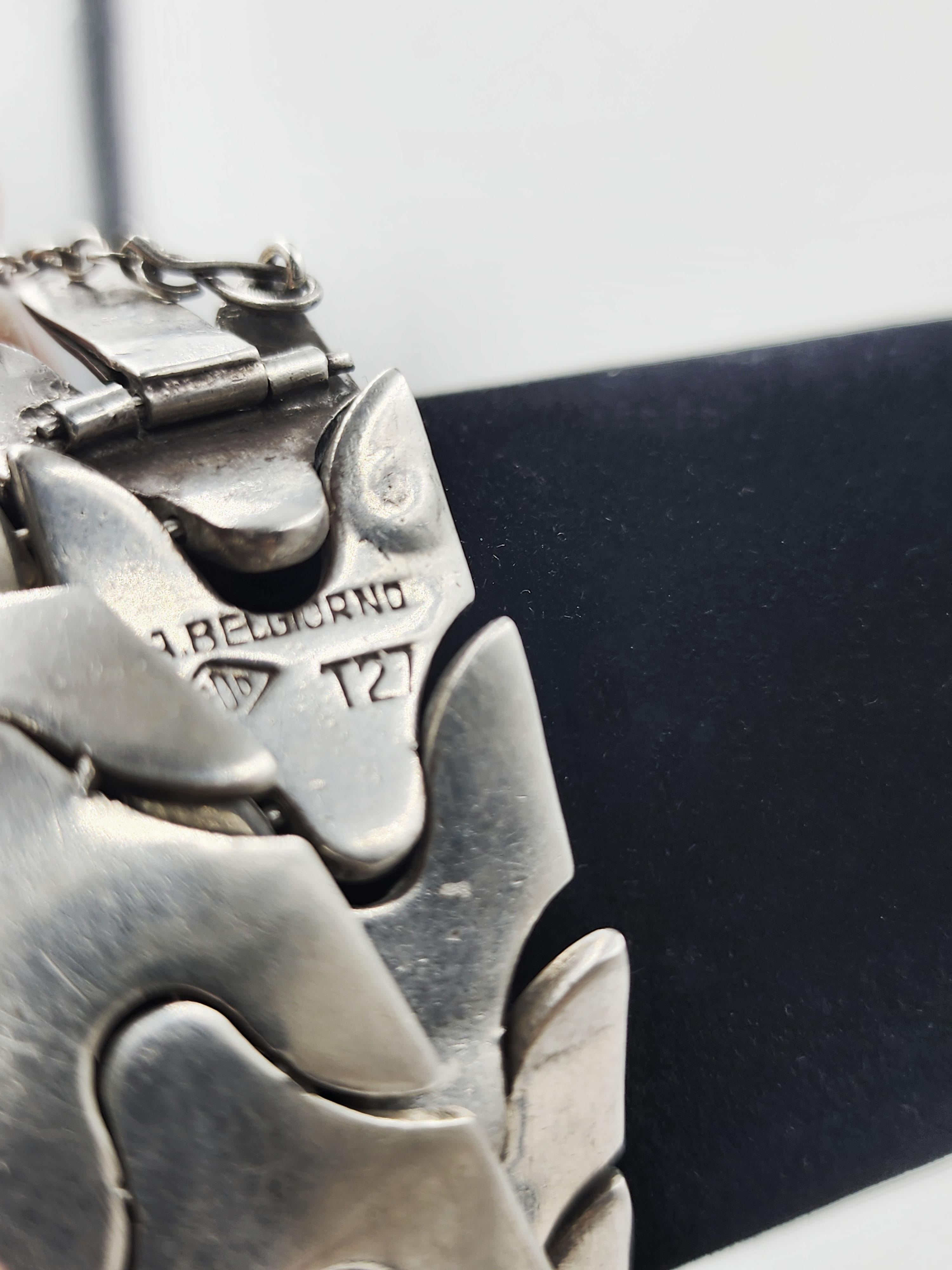 Gliederarmband aus Sterlingsilber von Antonio Belgiorno
Wunderschönes Sterlingsilberarmband mit dem für die Marke Belgiorno aus den 1950er Jahren charakteristischen Fischgrätenmuster. Dieses Design ist sehr berühmt für seine Form, die auf den ersten