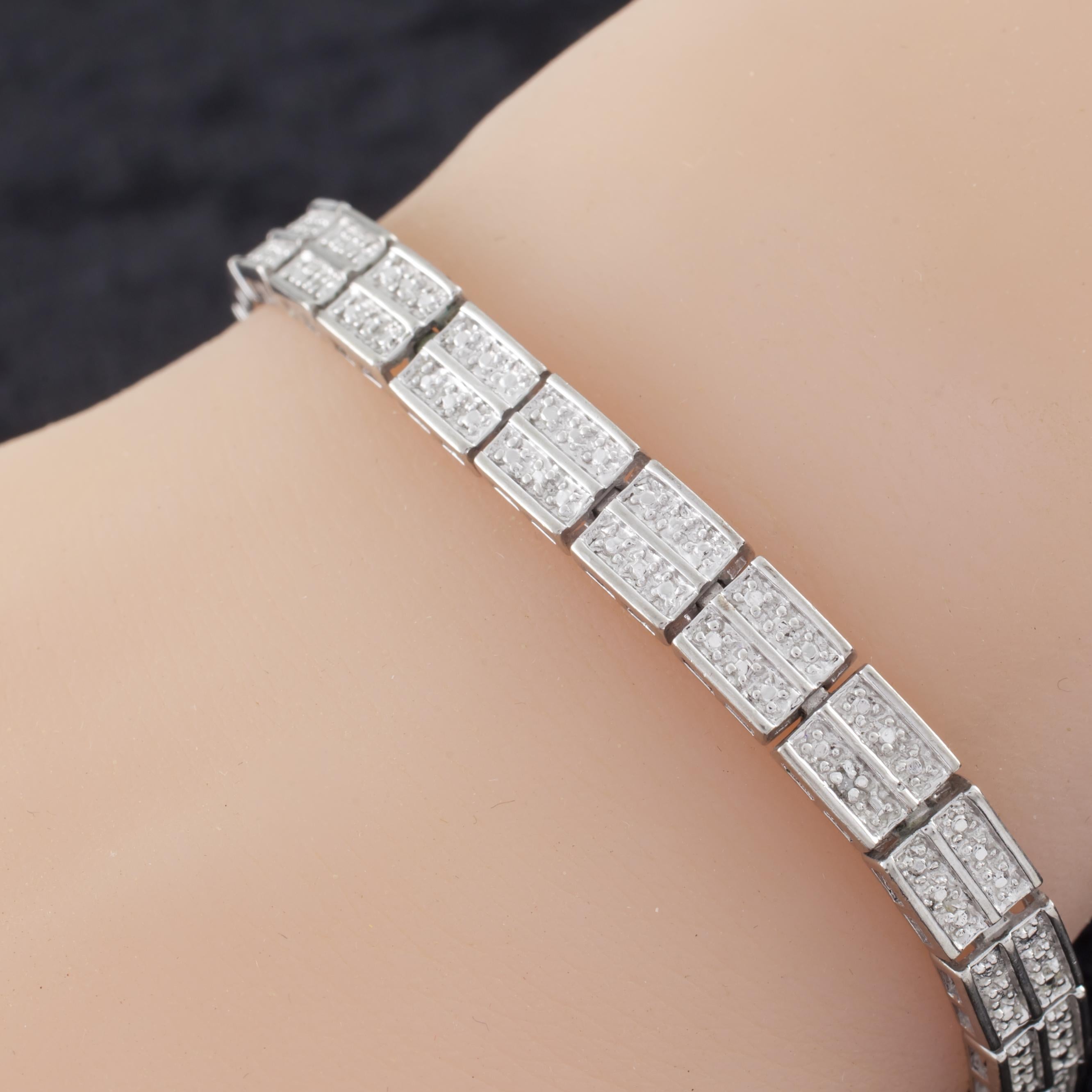 Preciosa pulsera de eslabones de plata.
Presenta placas (6 x 7 mm) unidas entre sí.
Tamaño: 8,25 pulgadas.
Metal: plata de ley 0,925.
Peso: 16,6 gramos.