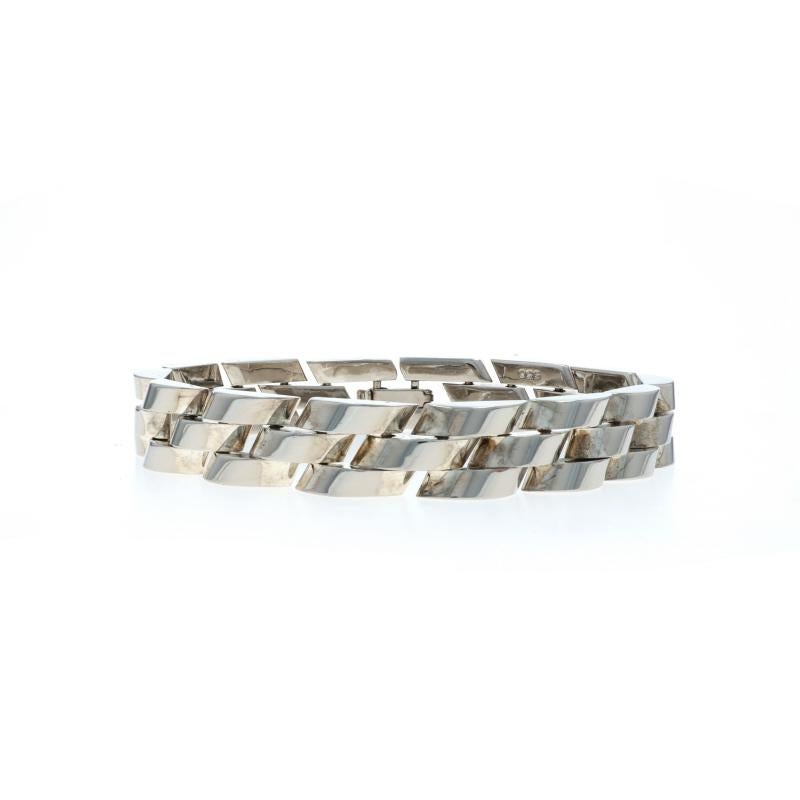 Metal Content: Sterling Silver

Bracelet Style: Link
Fastening Type: Fold-Over Clasp

Measurements

Chain Width: 1/2
