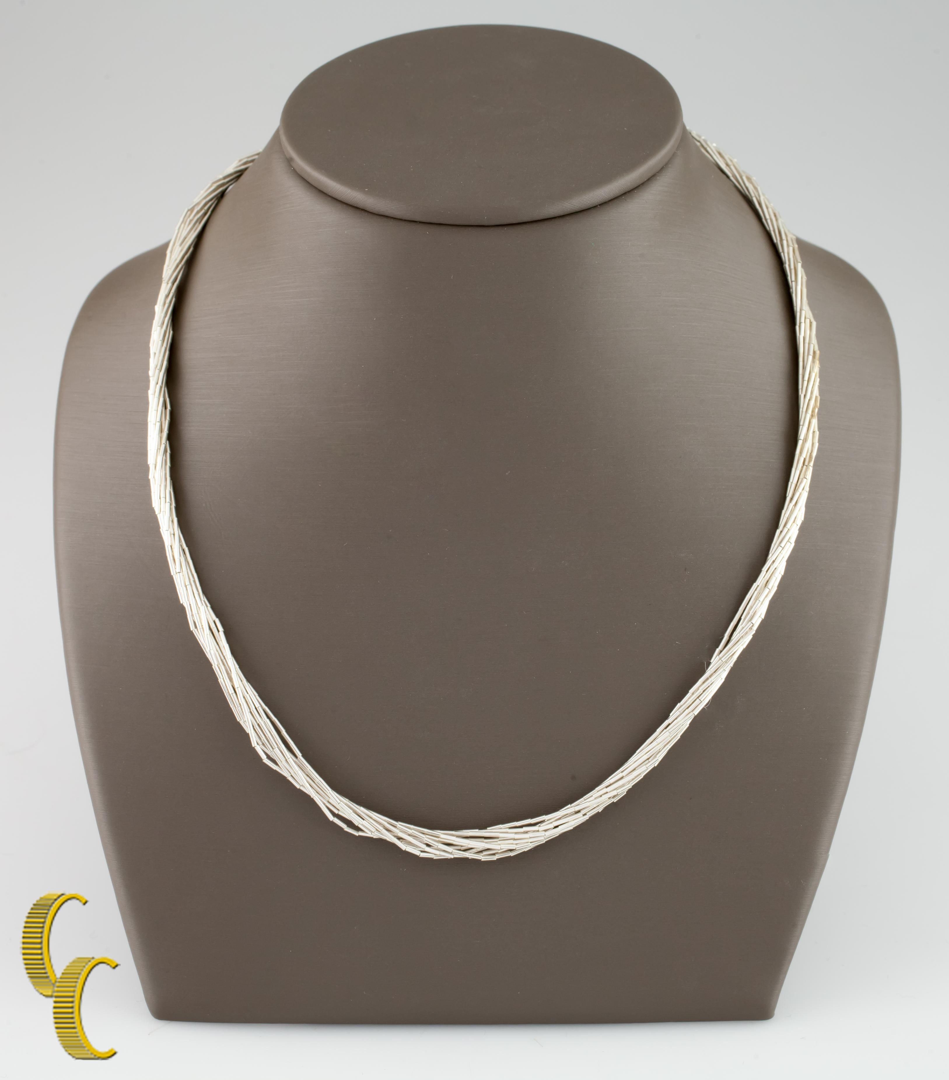 Collar de plata líquida compuesto por 10 hilos de plata de ley.
Metal: plata de ley 0,925.
Peso: 10 gramos.
Longitud: 20 pulgadas.
La pieza está en buen estado y muestra pocos signos de envejecimiento o desgaste.