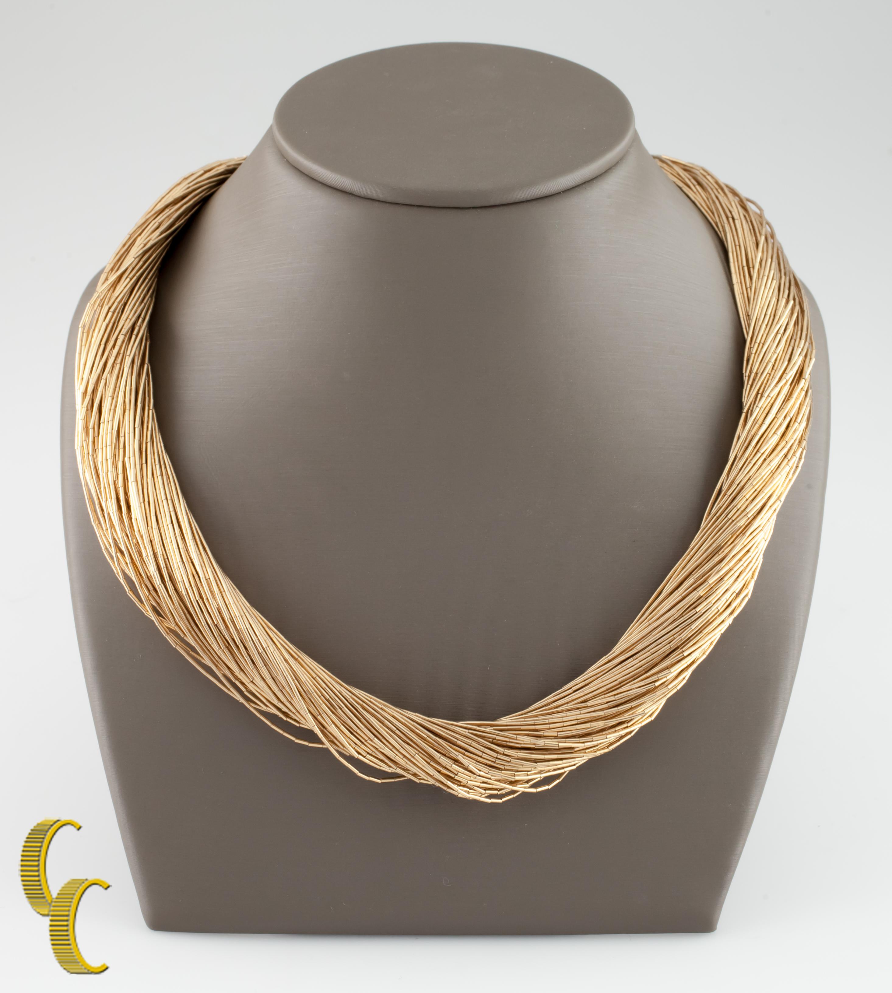 Include 100 fili di perline piccole e sottili in argento sterling color oro.
Peso: 98 grammi.
Metallo: argento sterling 0,925.
Lunghezza: Circa 23 pollici.
Il pezzo è in buone condizioni e presenta pochi segni di invecchiamento o usura.