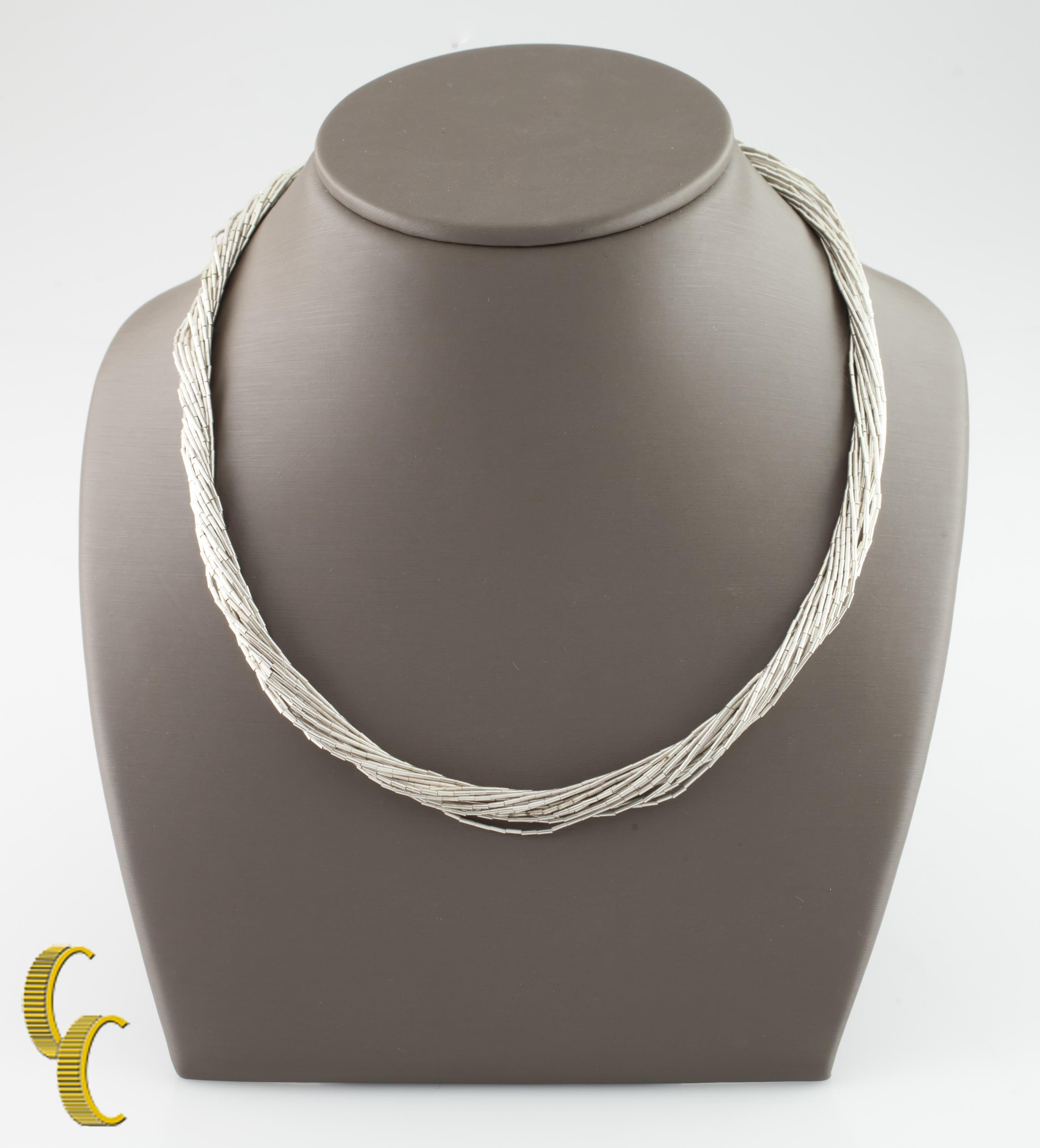Collana in argento liquido con 20 fili d'argento.
Metallo: argento sterling 0,925.
Peso: 20 grammi.
Lunghezza: 20 pollici.
Il pezzo è in buone condizioni. Mostra pochi segni di invecchiamento o usura.