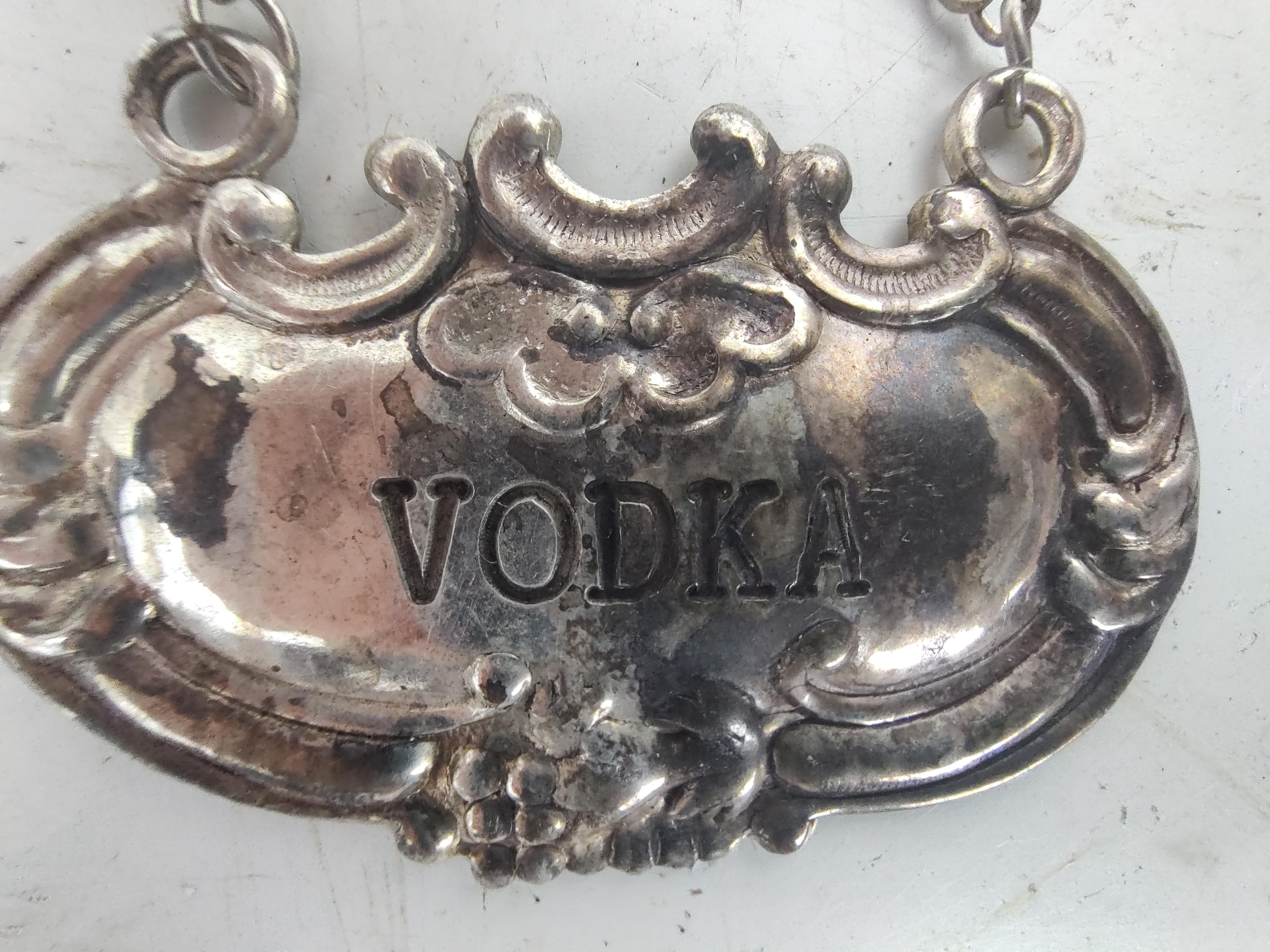 Porte-noms en argent sterling pour carafe à liqueur  7 Disponible en vente 2