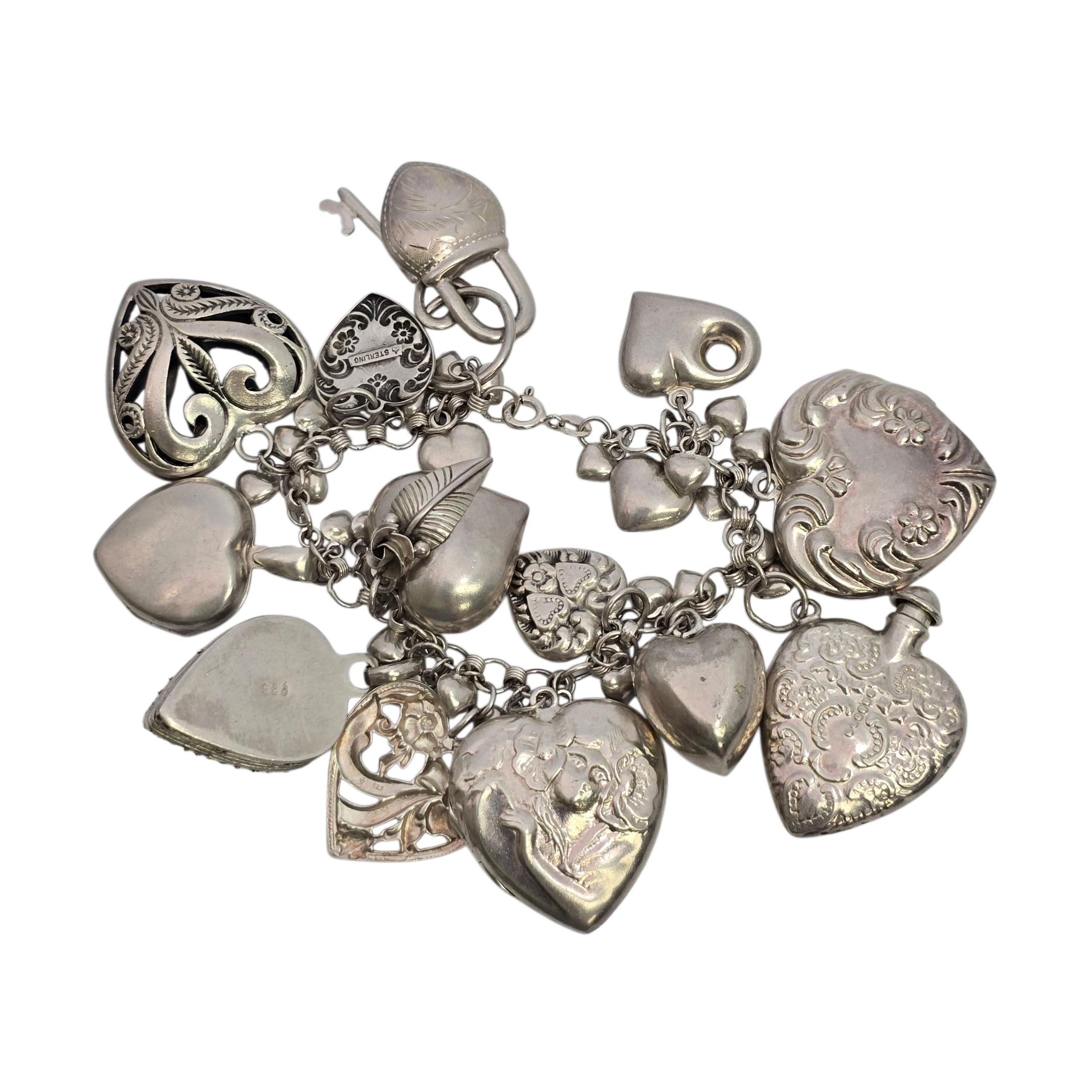 Sterling Silber geladen puffy Herz Charme Armband

Dieses geladene Charms-Armband hat 14 Herz-Charms und kleine Herz-Dangles an jedem Glied zwischen den Charms. Es gibt ein paar Medaillons, die sich öffnen lassen, und auch eine Parfümflasche.

Wiegt
