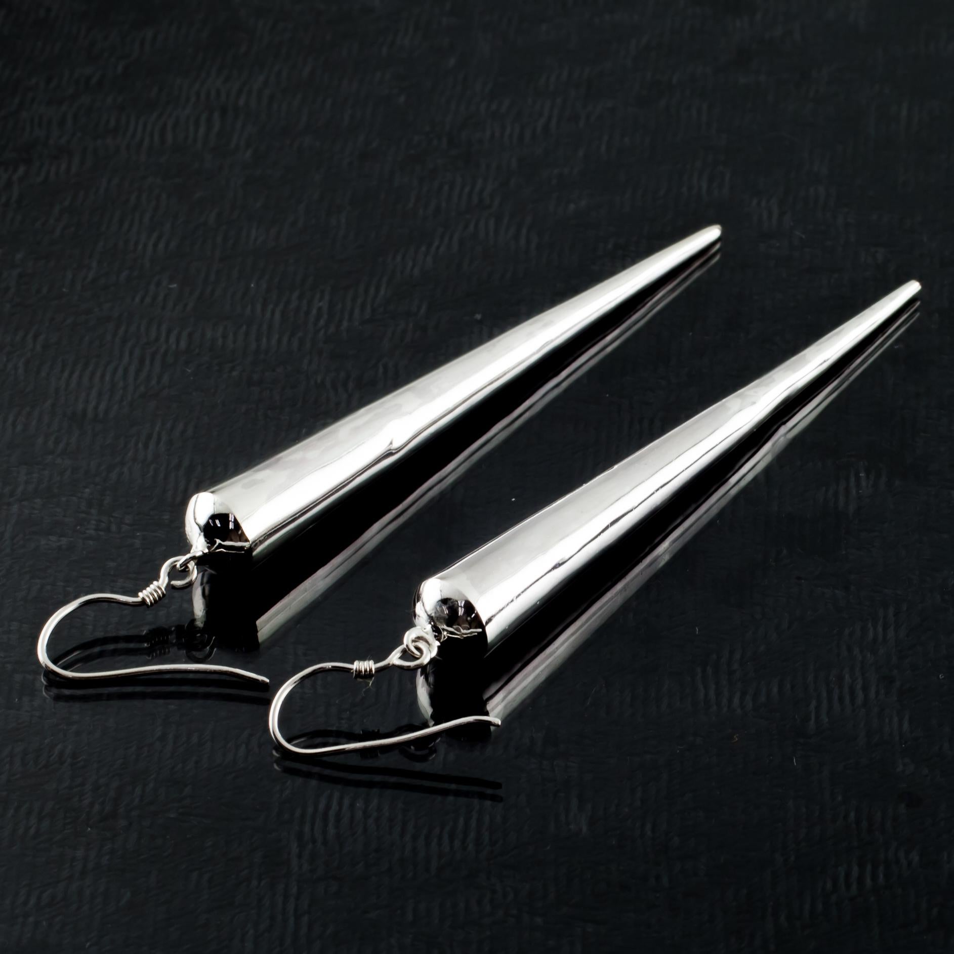 0.925 sterling silver earrings.
Long statement spike earrings.
Measures: 3/8