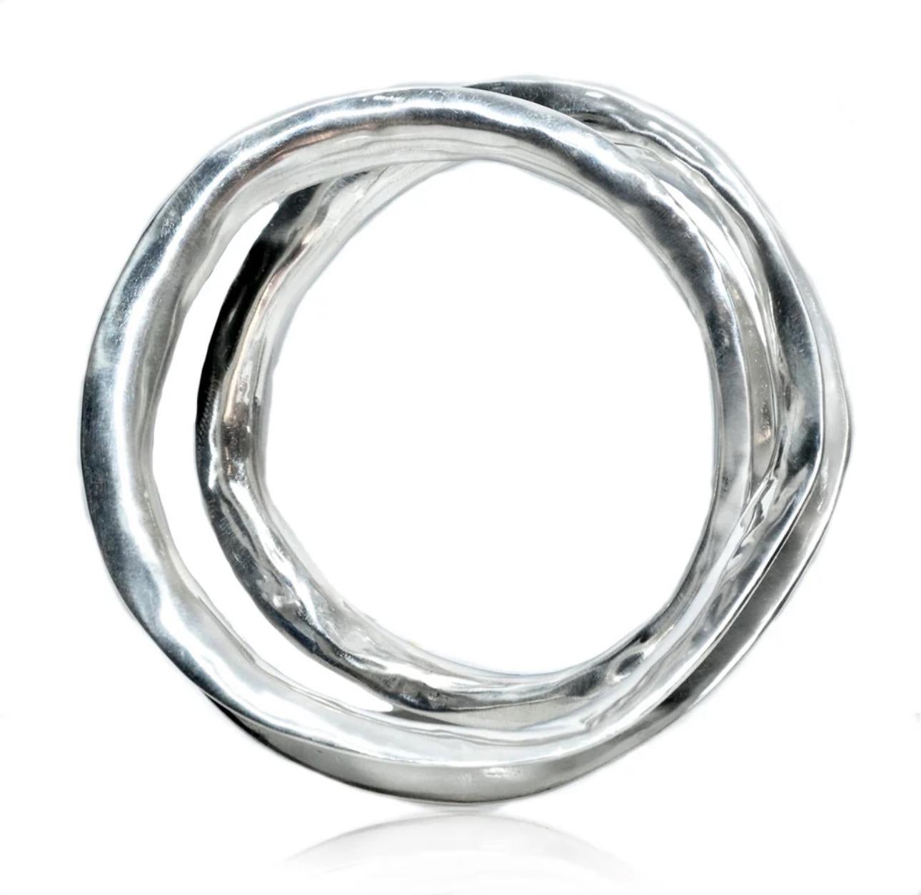 Il braccialetto Maelstrom Twisted in argento sterling di Ariana Boussard-Reifel si snoda intorno al polso in una curva caotica, creando un impatto visivo sorprendente. Essendo l'unico braccialetto della nostra collezione, funge da degno