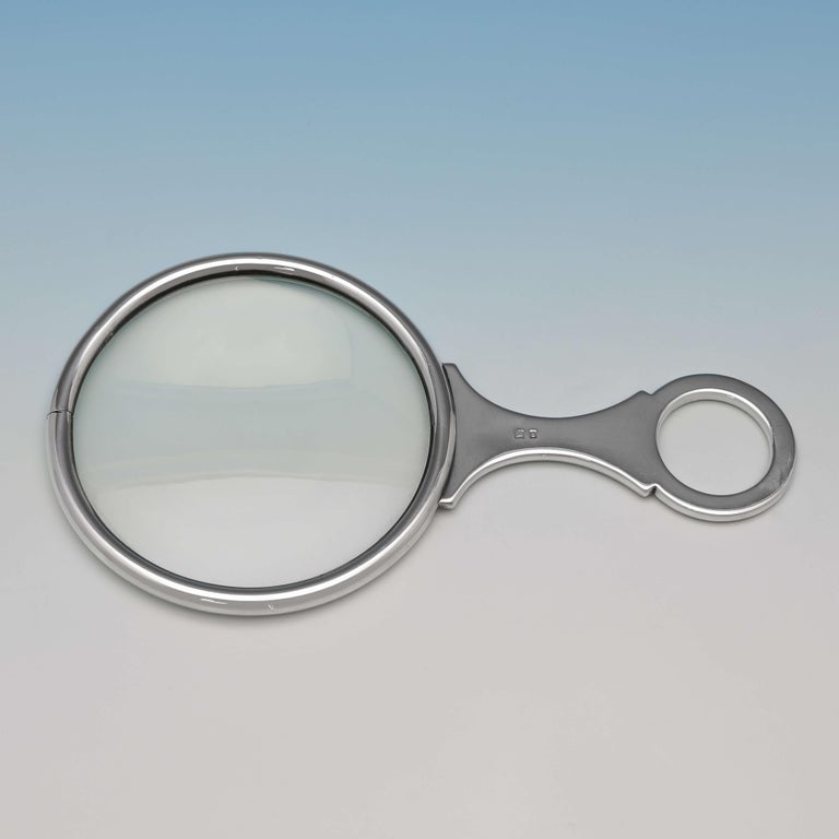 Hallmarked in Birmingham in 1908 by Synyer & Beddoes, this stylish, Edwardian, antique sterling silver magnifying glass, is plain in style. The magnifying glass measures 8.25