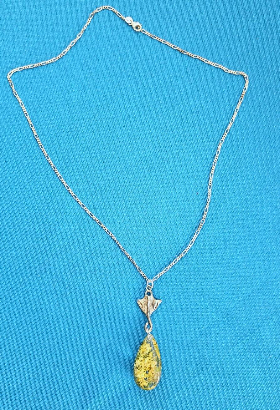 Sterling Silver Manta Ray/Bat Ray & Yellow/Green Quartz Crystal Pendant Necklace, Stamped.
This is a unique pendant necklace! The sterling silver ray is stamped on the back and the chain on the connector.
IMPORTANT INFORMATION FOLLOWS; PLEASE READ
