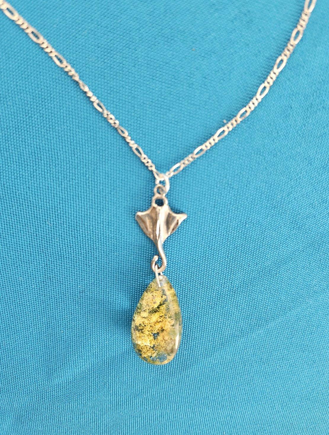 Mid-Century Modern Sterling Silver Manta Ray/Bat Ray & Yellow/Green Quartz Crystal Pendant Necklace en vente