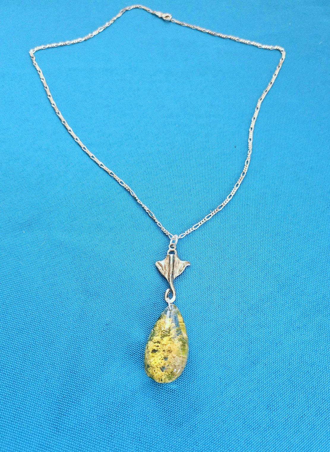 Inconnu Sterling Silver Manta Ray/Bat Ray & Yellow/Green Quartz Crystal Pendant Necklace en vente