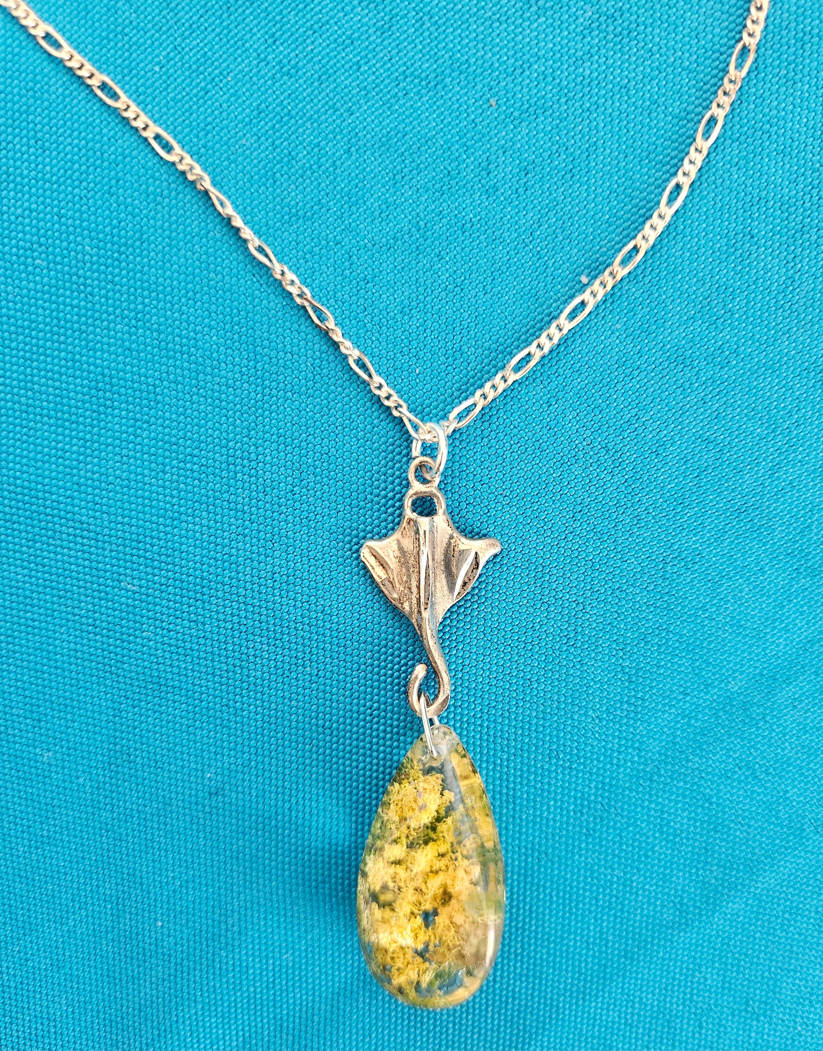 Autre Sterling Silver Manta Ray/Bat Ray & Yellow/Green Quartz Crystal Pendant Necklace en vente