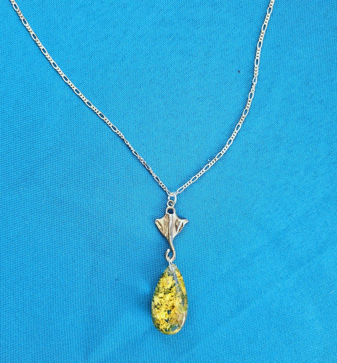 Argent sterling Sterling Silver Manta Ray/Bat Ray & Yellow/Green Quartz Crystal Pendant Necklace en vente