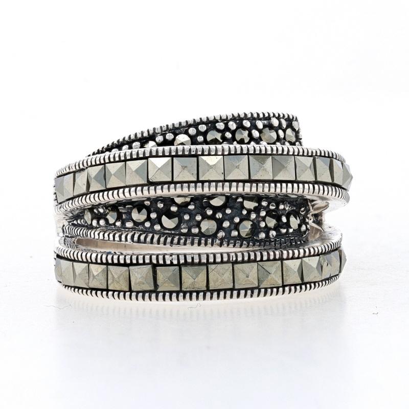 Größe: 6 3/4

Metallgehalt: Sterling Silber

Informationen zu Stein

Natürliche Markasiten
Farbe: Grau

Stil: Band
Merkmale: Milgrain Detaillierung

Messungen

Höhe der Oberfläche (von Norden nach Süden): 17/32