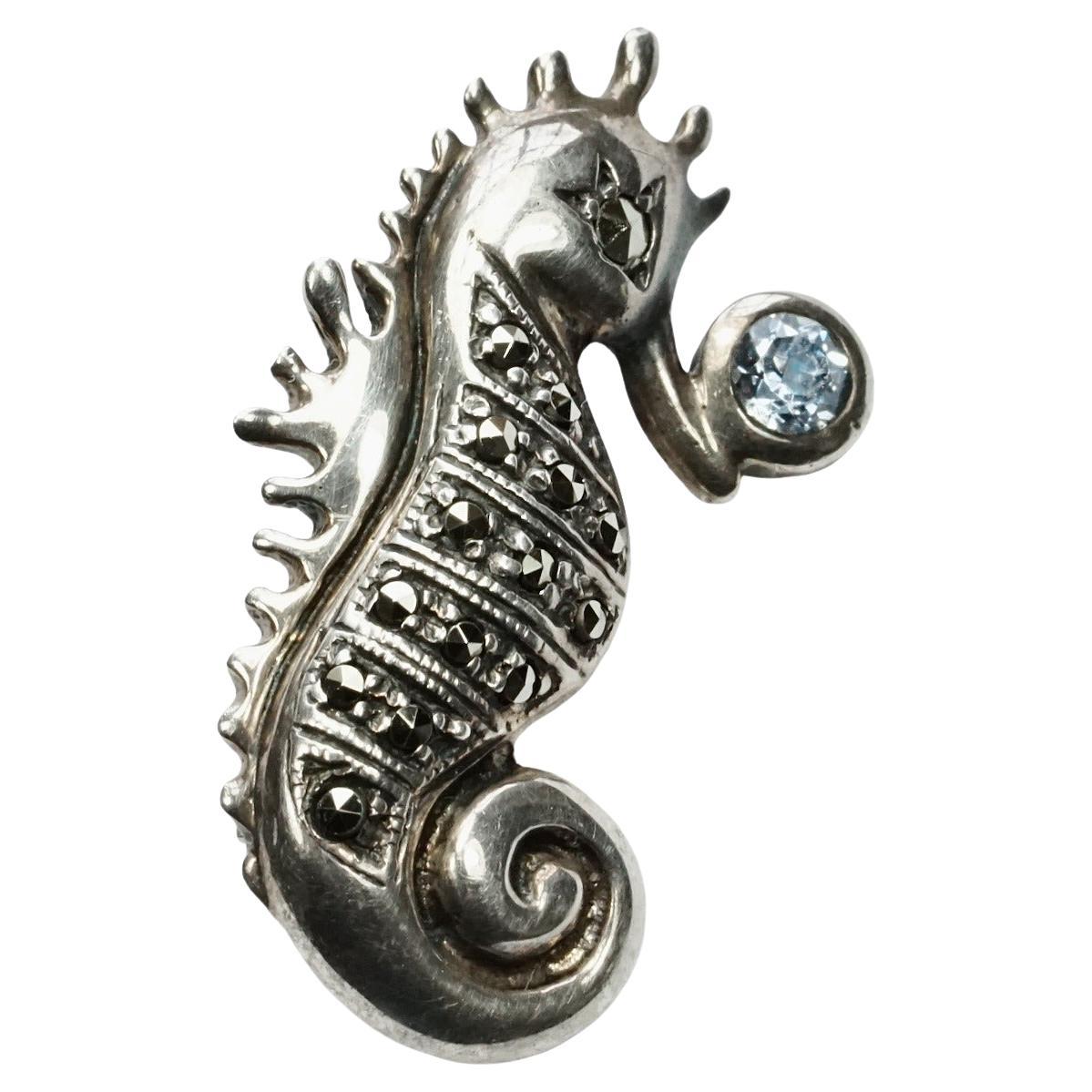 Broche Caballito de Mar de plata de ley con marcasita y brillantitos azul pálido