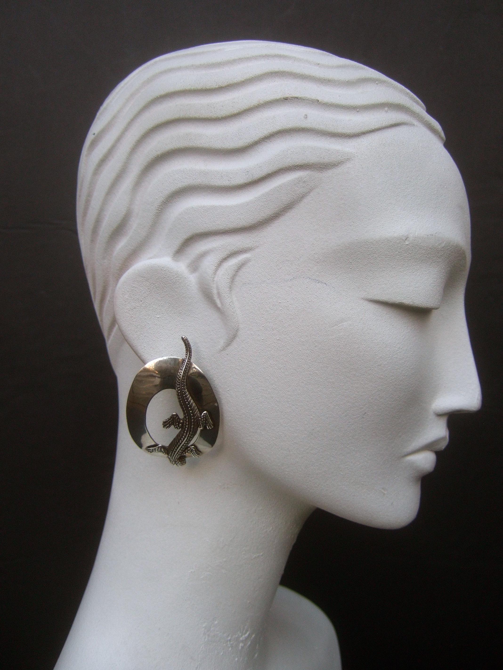 Boucles d'oreilles en argent sterling avec lézard figuratif massif percé d'artisan, vers 1990 en vente 6