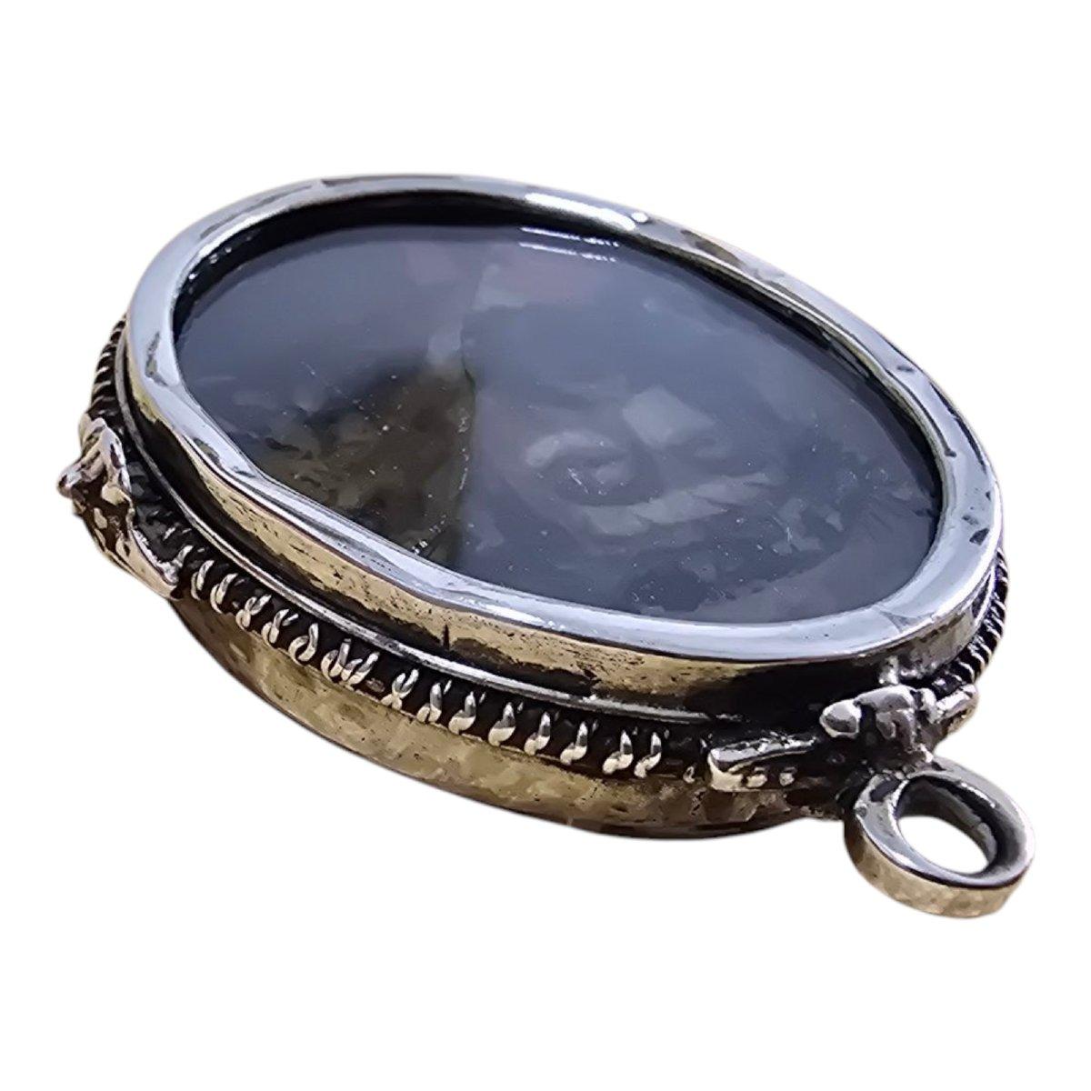 
Élégant reliquaire du XVIIIe siècle en argent massif, finement gravé à la main, avec une décoration ornementale typique de l'art religieux baroque. Sa forme ovale présente des détails floraux et symboliques qui reflètent la dévotion et le travail