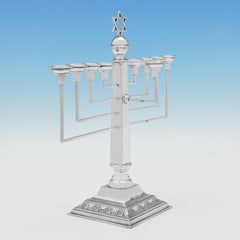 Menorah traditionnel en argent sterling, Londres 1948 par A. Taite & Sons