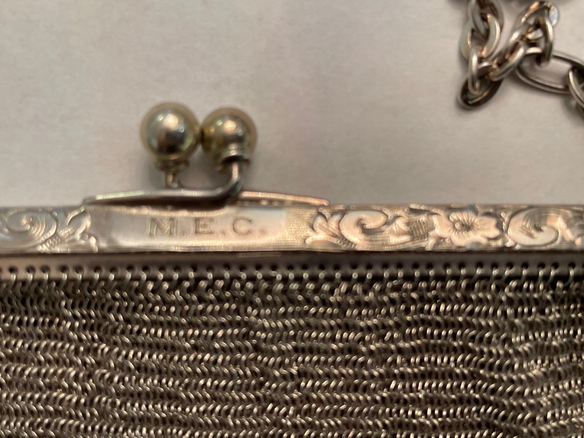 Sterling Silver Mesh Purse with Hand Engraved Frame, circa 1900s In Good Condition For Sale In Princeton, NJ