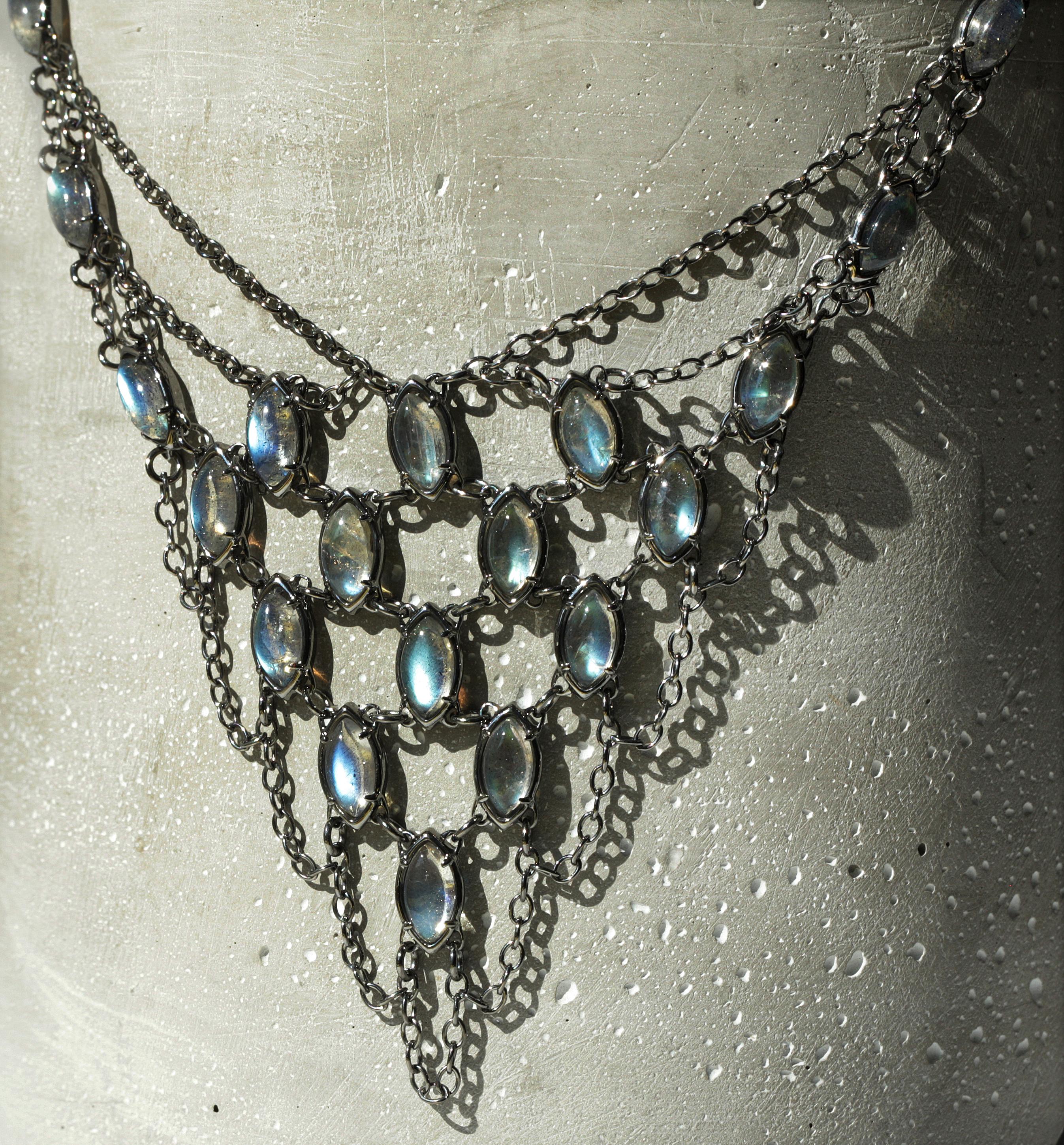 Sterling Silver Mesh Scallop V Necklace with Labradorite Marquise Cabochon In New Condition For Sale In Weehawken, NJ
