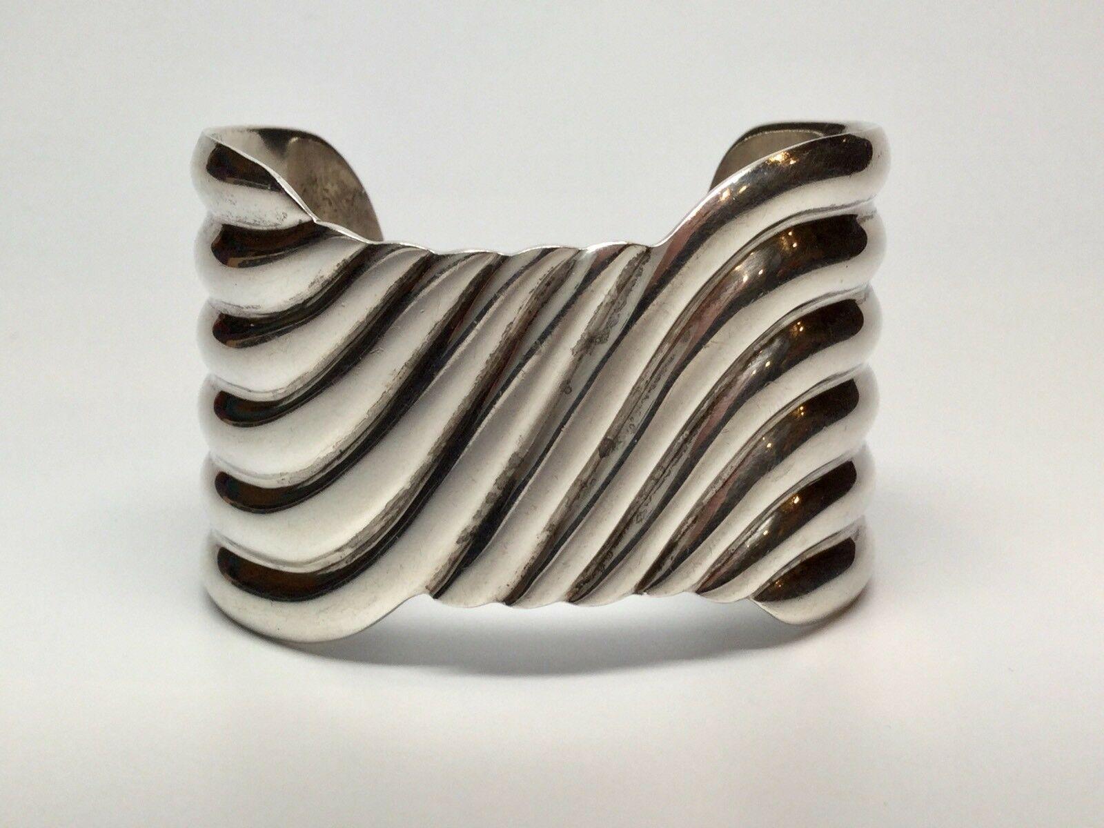 Vintage Sterling Silver Mexican Dulce Wave Design Cuff Bracelet

Marked: .925 Mexico

Signed: DULCE

Measurements: 

5 1/4” end to end

1 1/4” opening 

1 1/8” widest end

11/16” narrowest section

Weight: 52.1 dwt, 81 g

MD062618

Cuff is in very