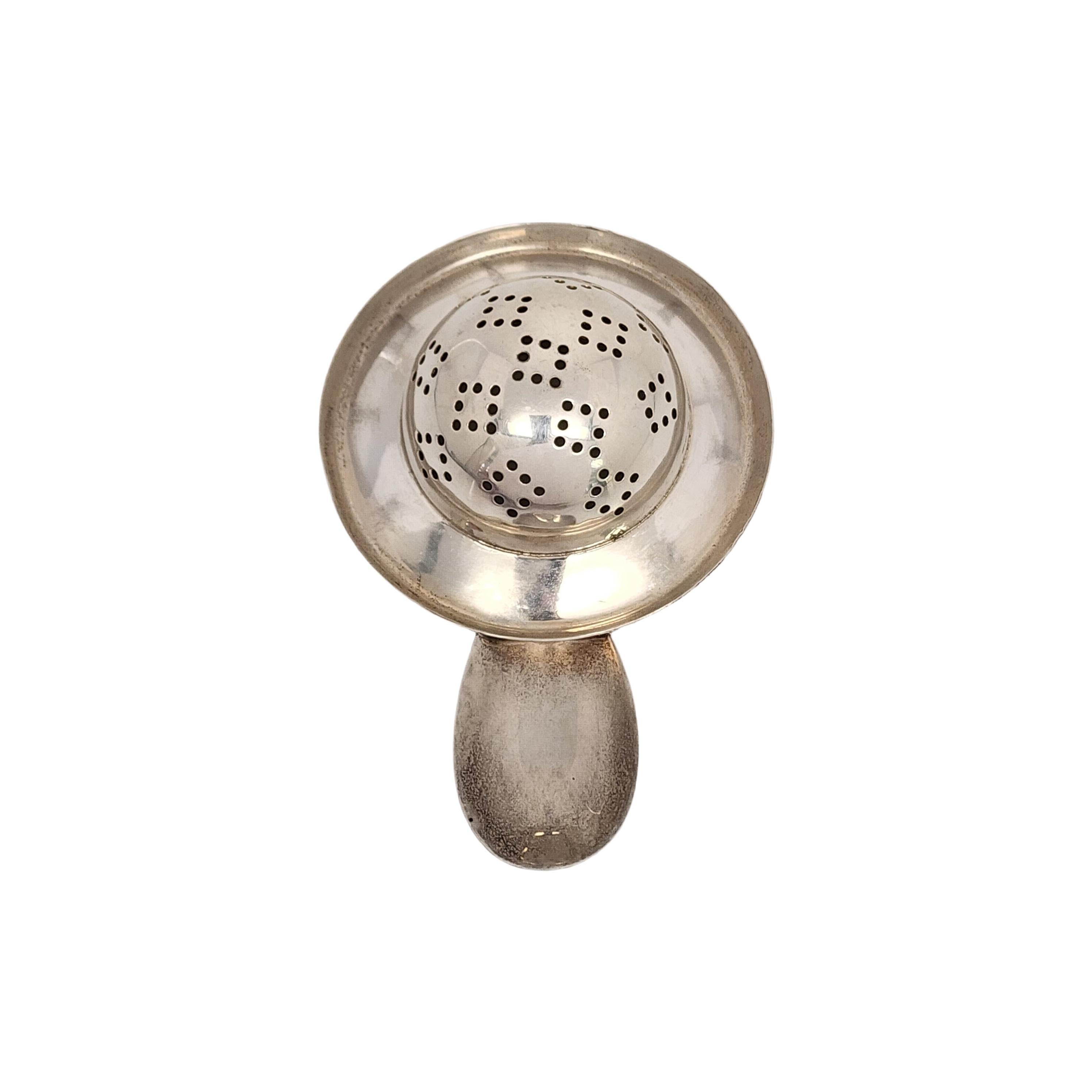Mexican sterling silver gold wash bowl tea strainer.

No monogram

Simple and timeless design, a gold wash bowl with a short rounded handle.

Weighs approx 35.8g, 23.0dwt

4 1/8