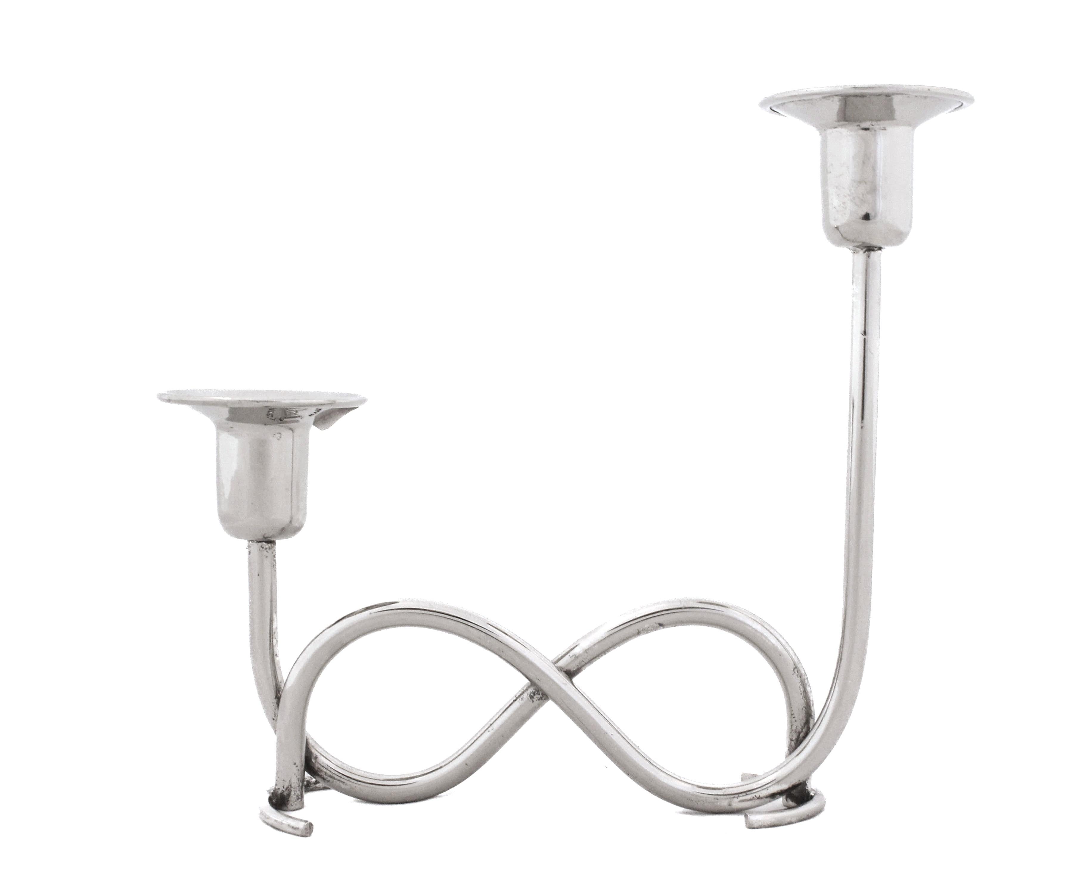 Nous vous proposons une paire de candélabres à deux branches en argent sterling fabriqués au Mexique dans les années 1950.  Ces pièces modernes-Decor ont tout de cette période : des lignes simples, pas de motifs décoratifs et une forme fluide.  Sur