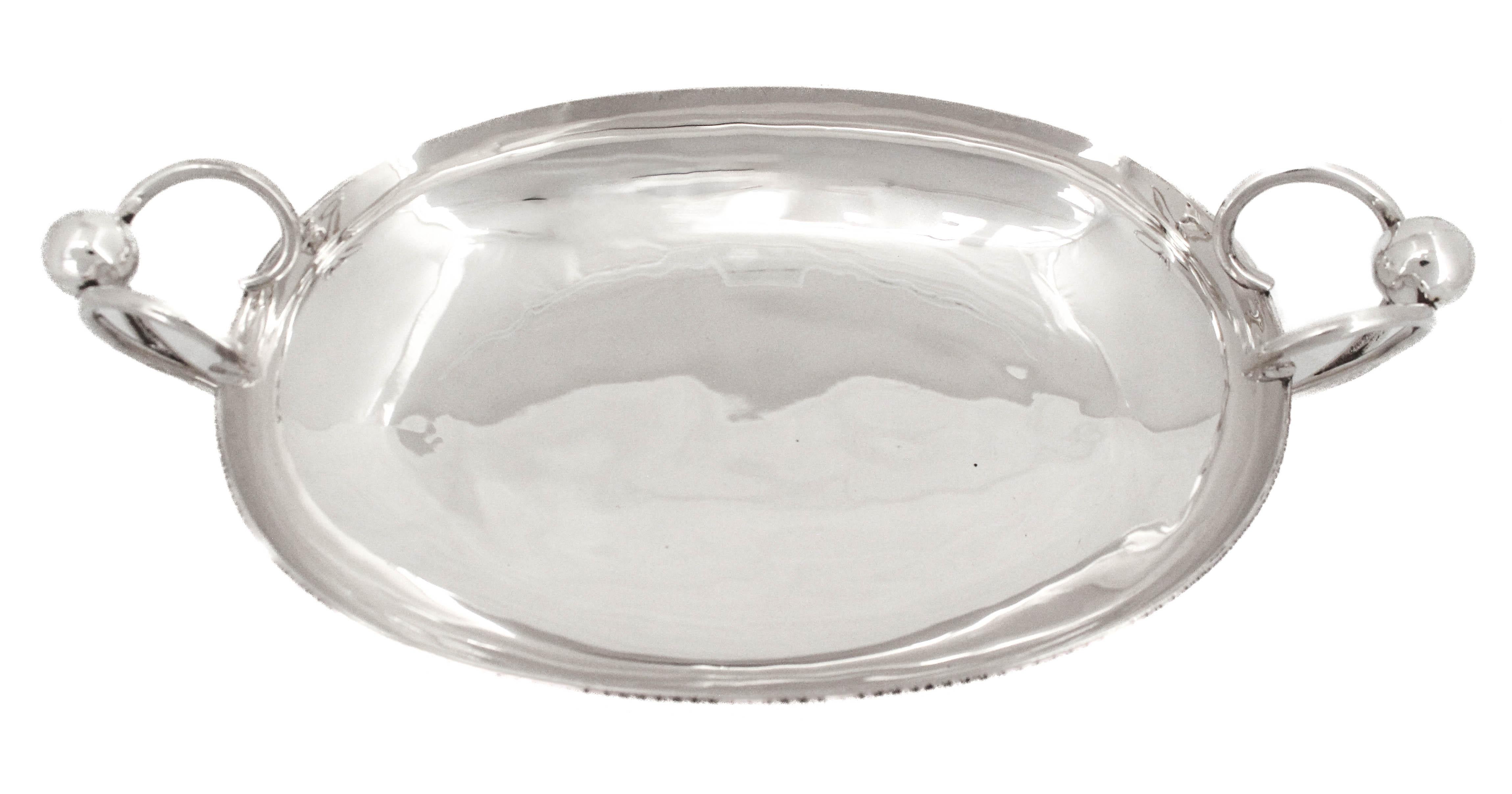 Viene offerto un centrotavola in argento sterling in stile Mid-Century Modern.  Semplicemente favoloso sotto ogni aspetto: design, qualità e peso.  Un vero e proprio pezzo forte che farà bella mostra di sé sul tavolo della tua sala da pranzo.  È di