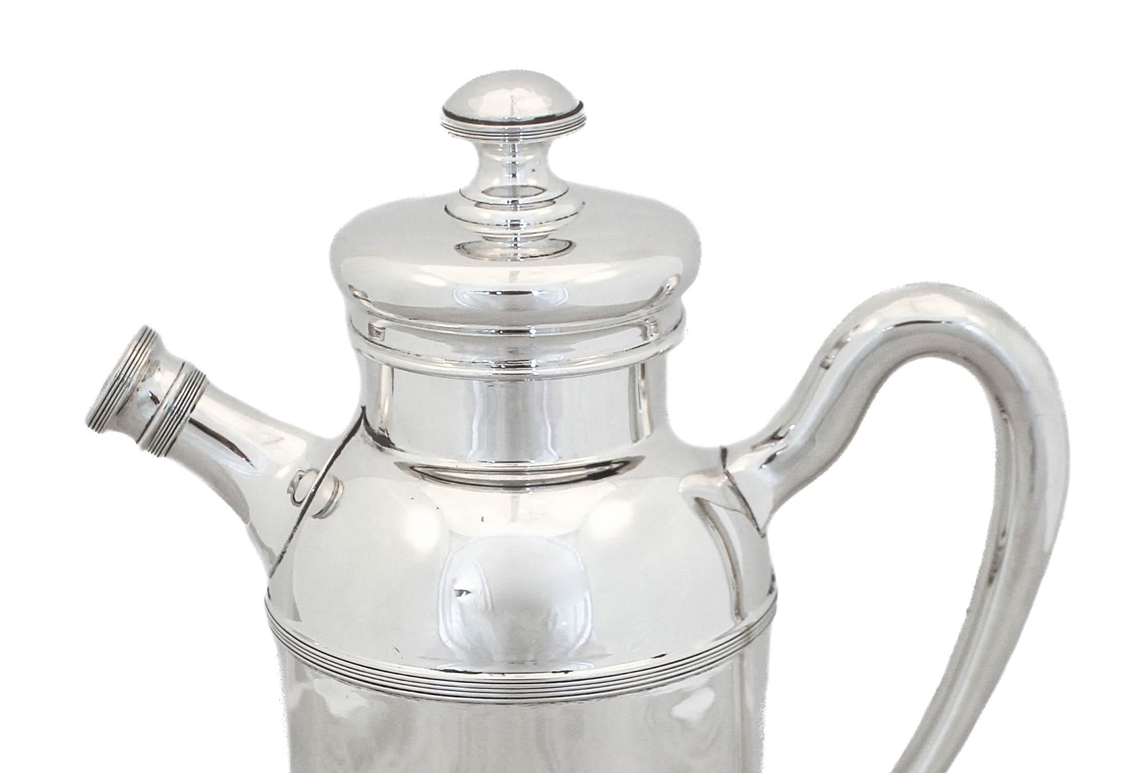 Wir freuen uns, Ihnen diesen amerikanischen Cocktailshaker aus Sterlingsilber aus der Mitte des Jahrhunderts anbieten zu können. Mit seinem eleganten Design und seinem modernen Look wird dieses Stück auf Ihrer Bar oder Ihrem Getränkewagen großartig