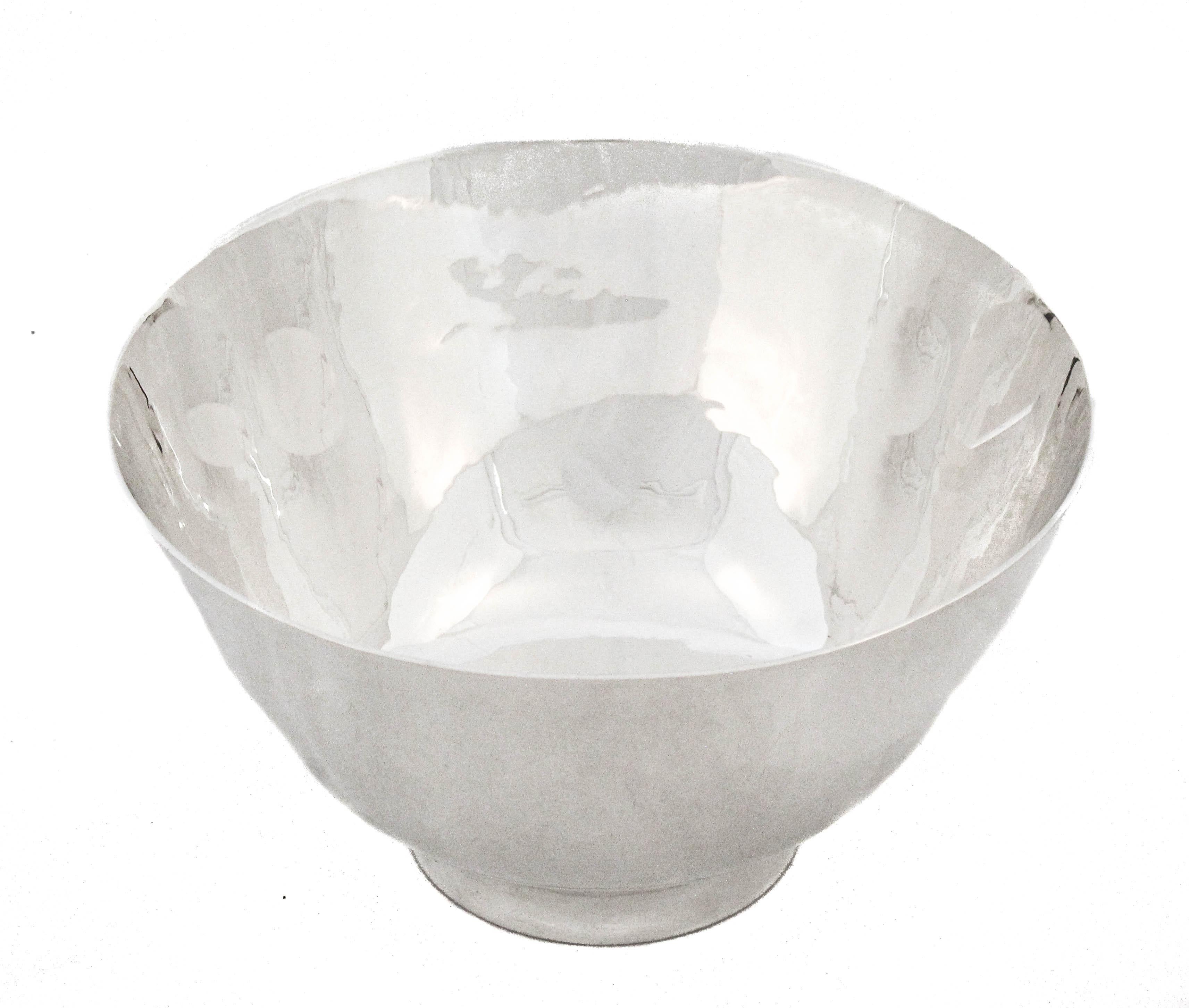An exceptional example of Mid-Century Modern American silver, this sterling silver bowl by Tiffany & Co. reflects the refined minimalism and elegant proportions characteristic of the period. With its clean, unadorned lines, this piece embodies both
