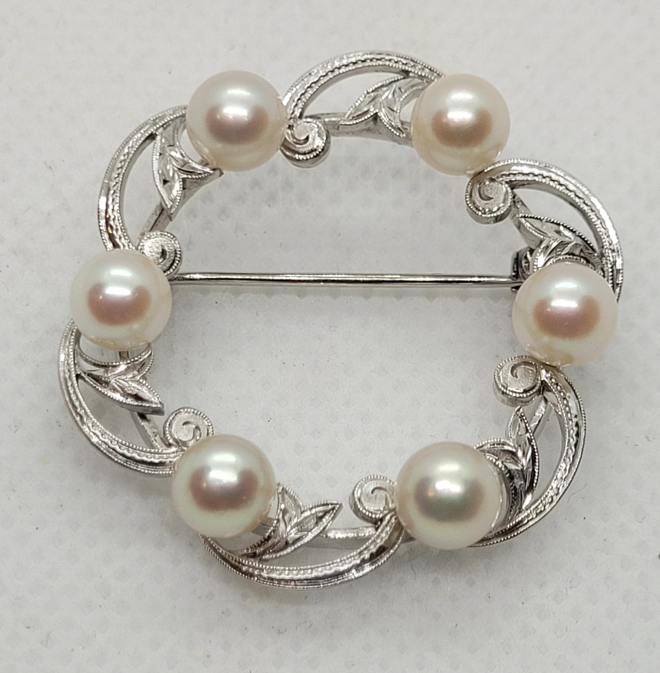 Gorgeous vintage sterling silver pearl Mikimoto brooch; there are six pearls that are 6mm in size, white cultured, with a very clean nacre. These lovely pearls are in a beautiful scroll design brooch/pin that's hand engraved, 33.5mm in diameter, 6.5