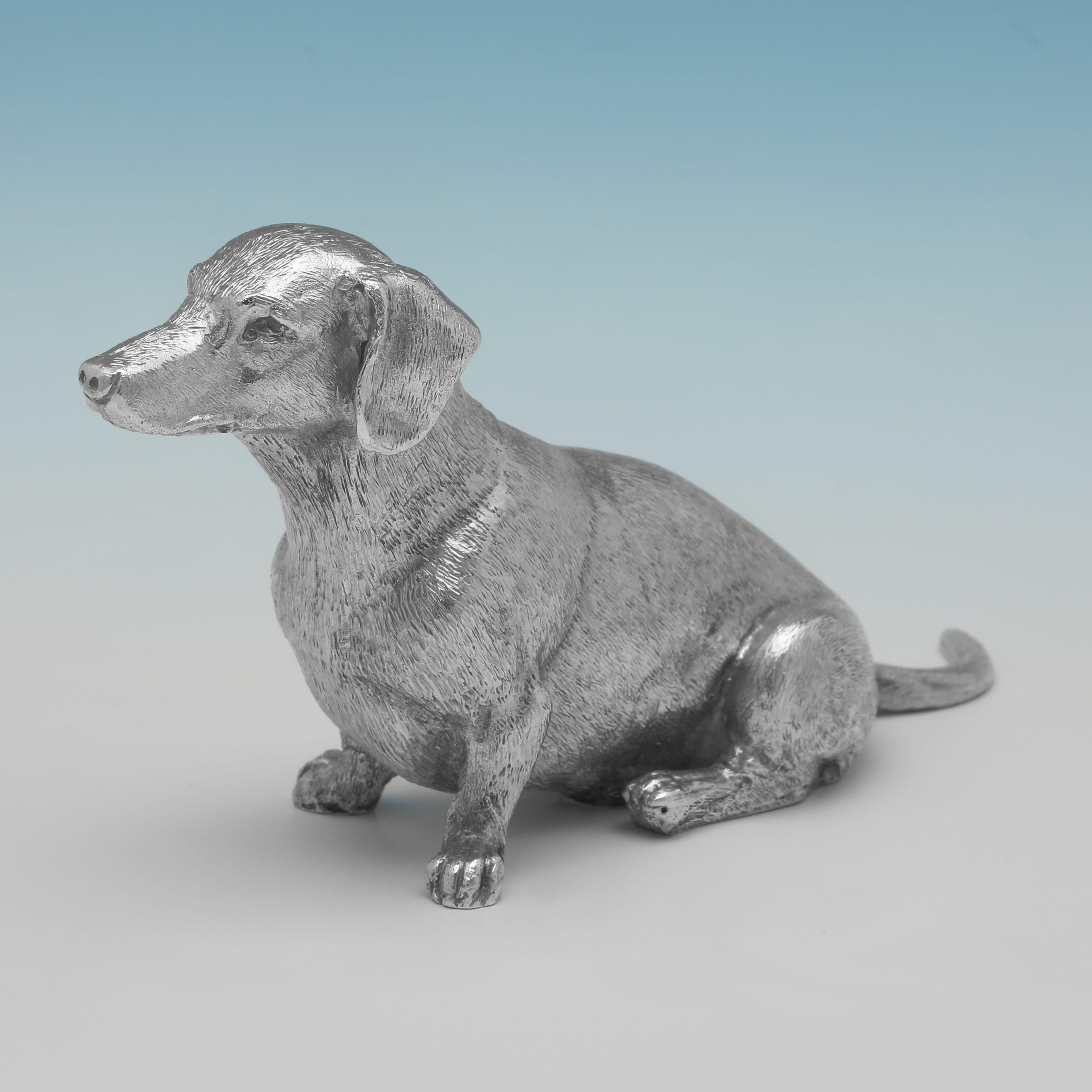Marchiato a Londra nel 2016 da I. Franks, questo affascinante modello di bassotto in argento Sterling del periodo di Elisabetta II è realisticamente fuso e rifinito a mano. Il modello di cane misura 3