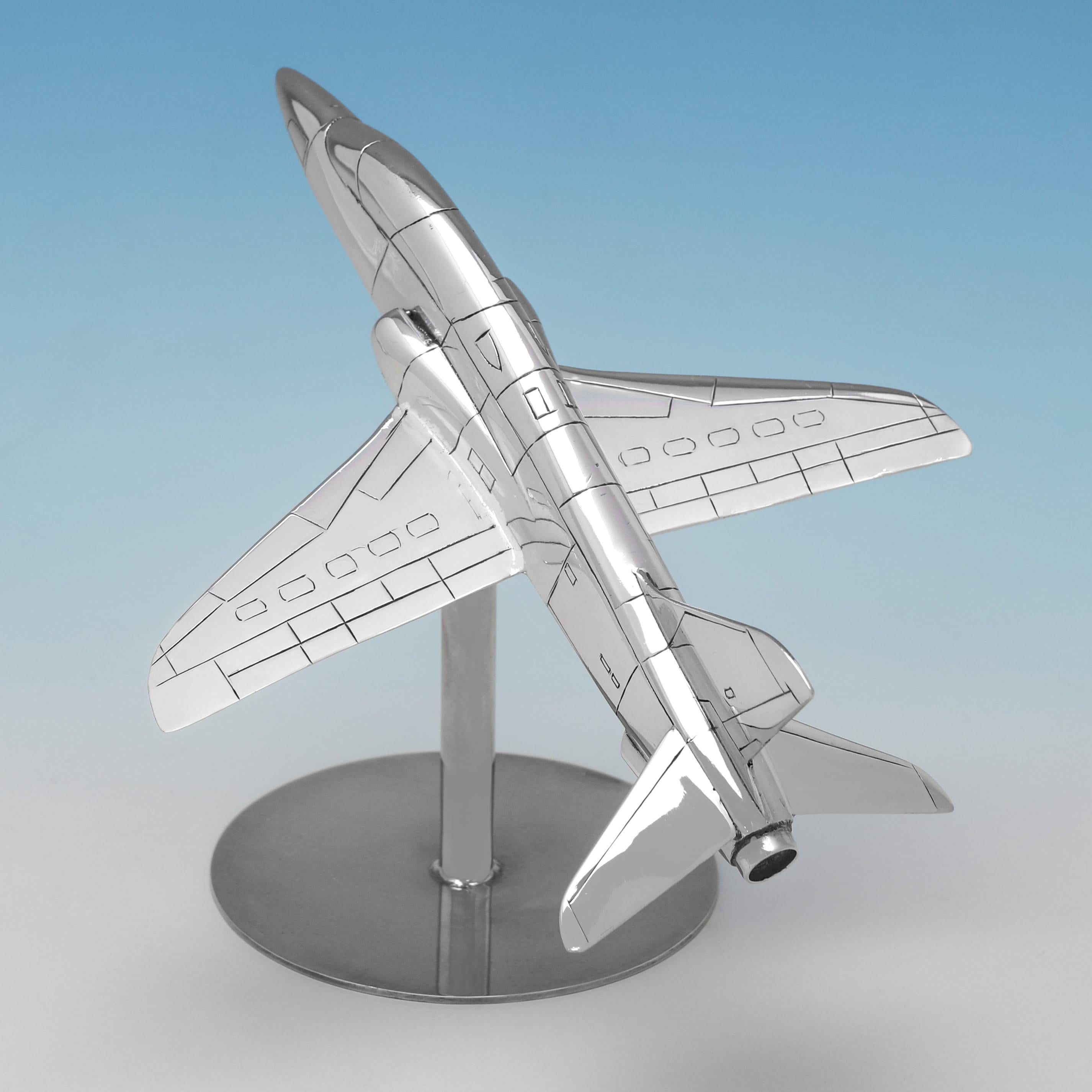 Marchiato a Sheffield nel 1990 da Hugh Crawshaw, questo modello di aereo in argento sterling del periodo di Elisabetta II è di ottima fattura. Il modello misura 4,5