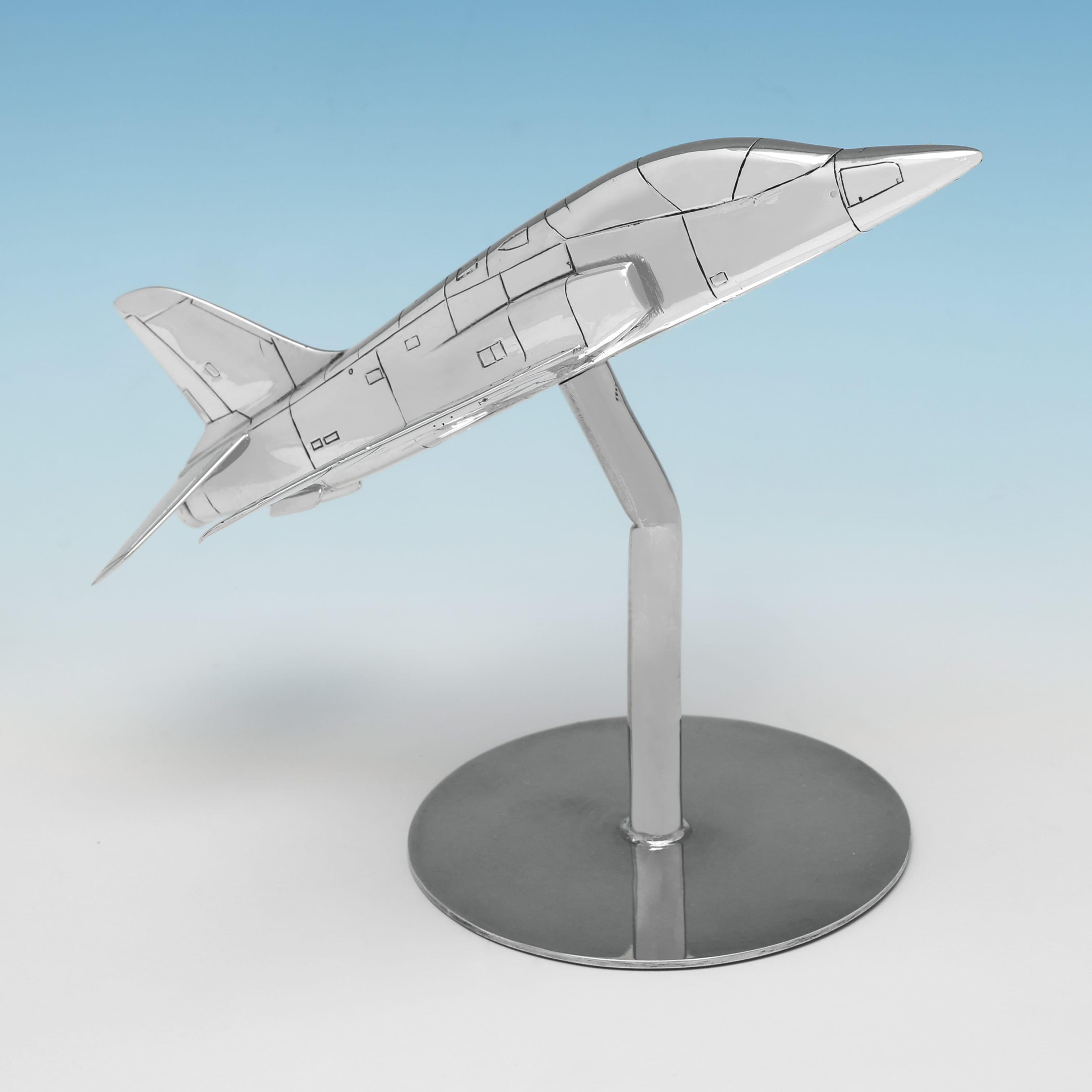 Moderno Modello in argento sterling di un jet da combattimento realizzato nel 1990 da Hugh Crawshaw in vendita