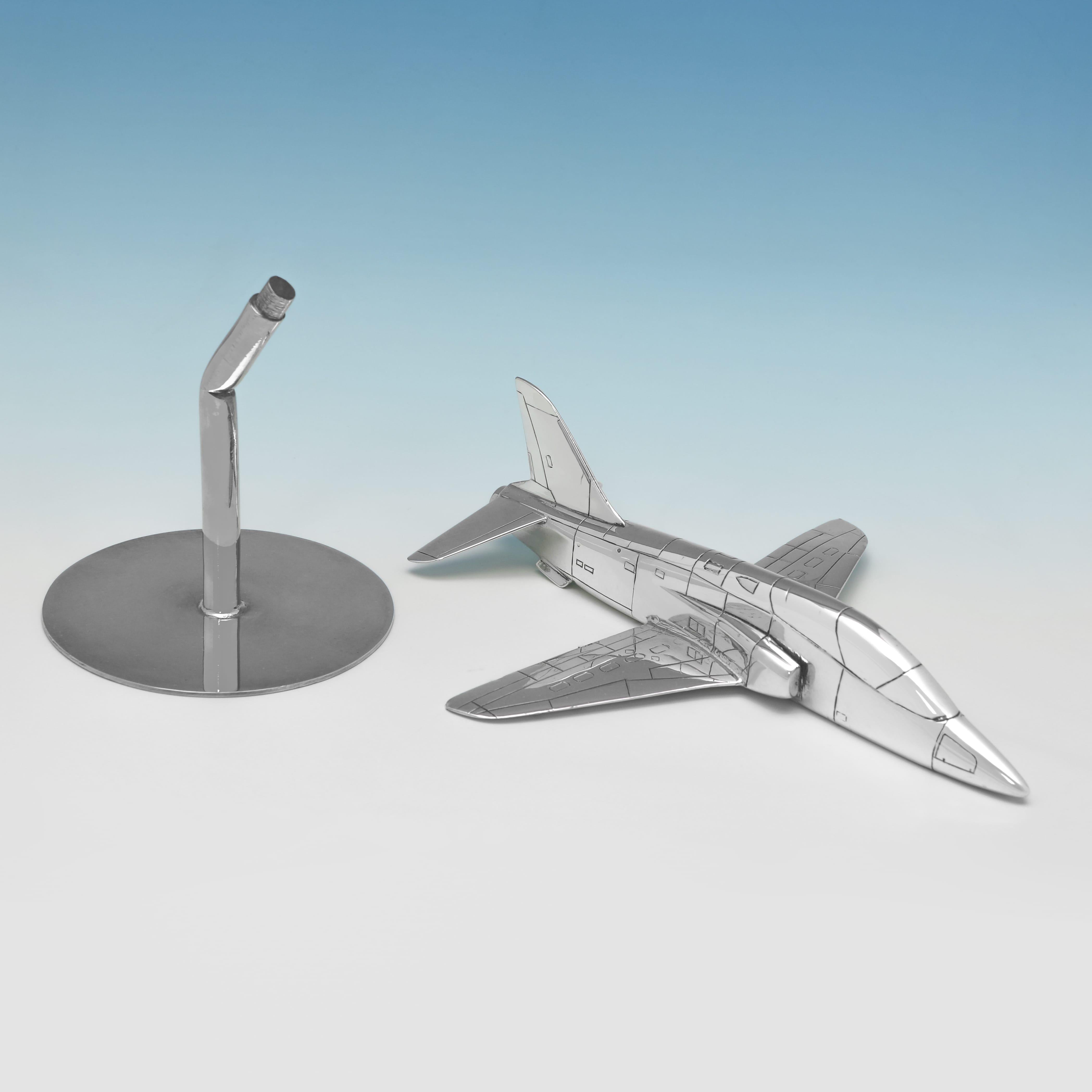 Inglese Modello in argento sterling di un jet da combattimento realizzato nel 1990 da Hugh Crawshaw in vendita