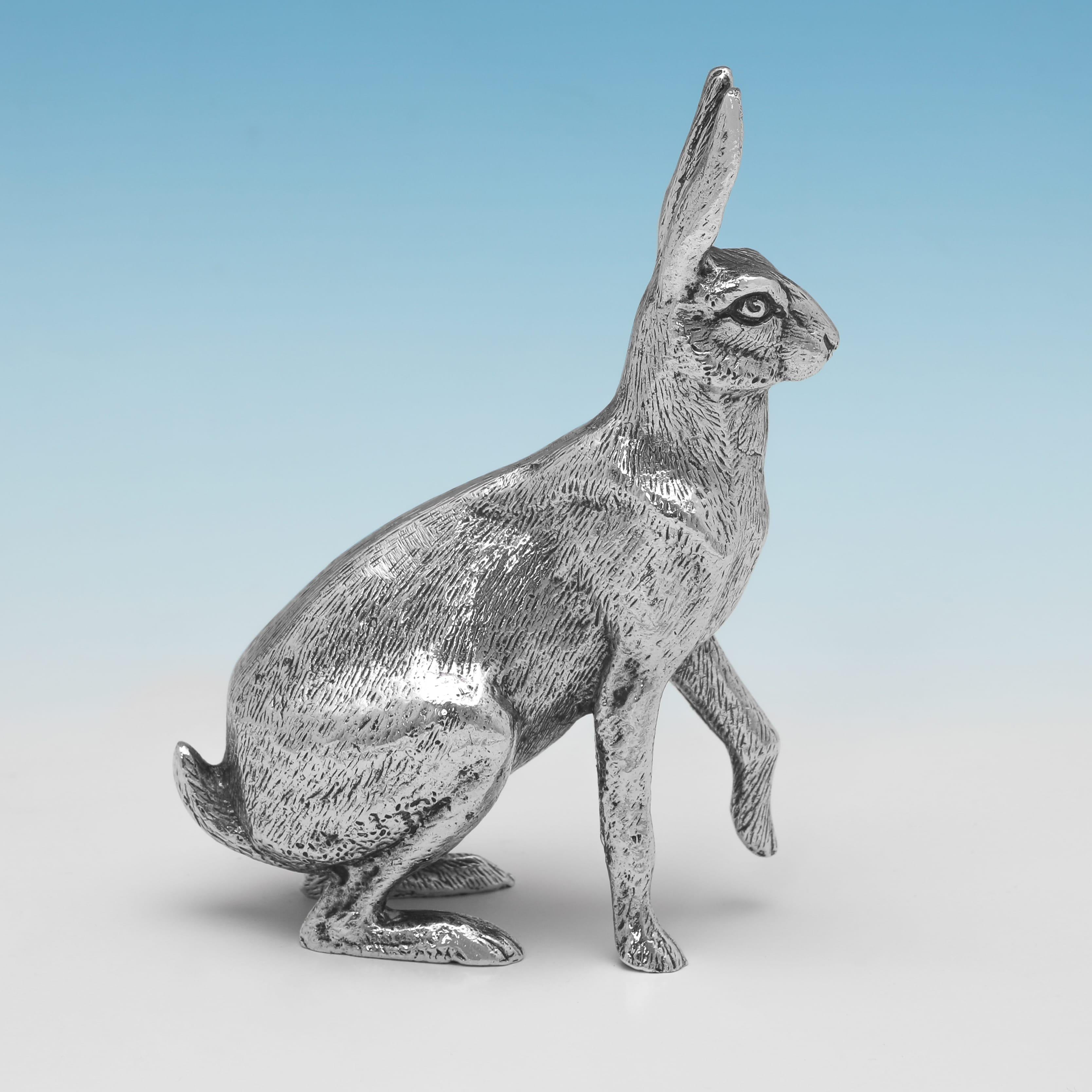 Marchiato a Birmingham nel 1972 da A.E. Jones, questo affascinante modello di lepre in argento Sterling del periodo di Elisabetta II è realistico. Il modello di lepre misura 4