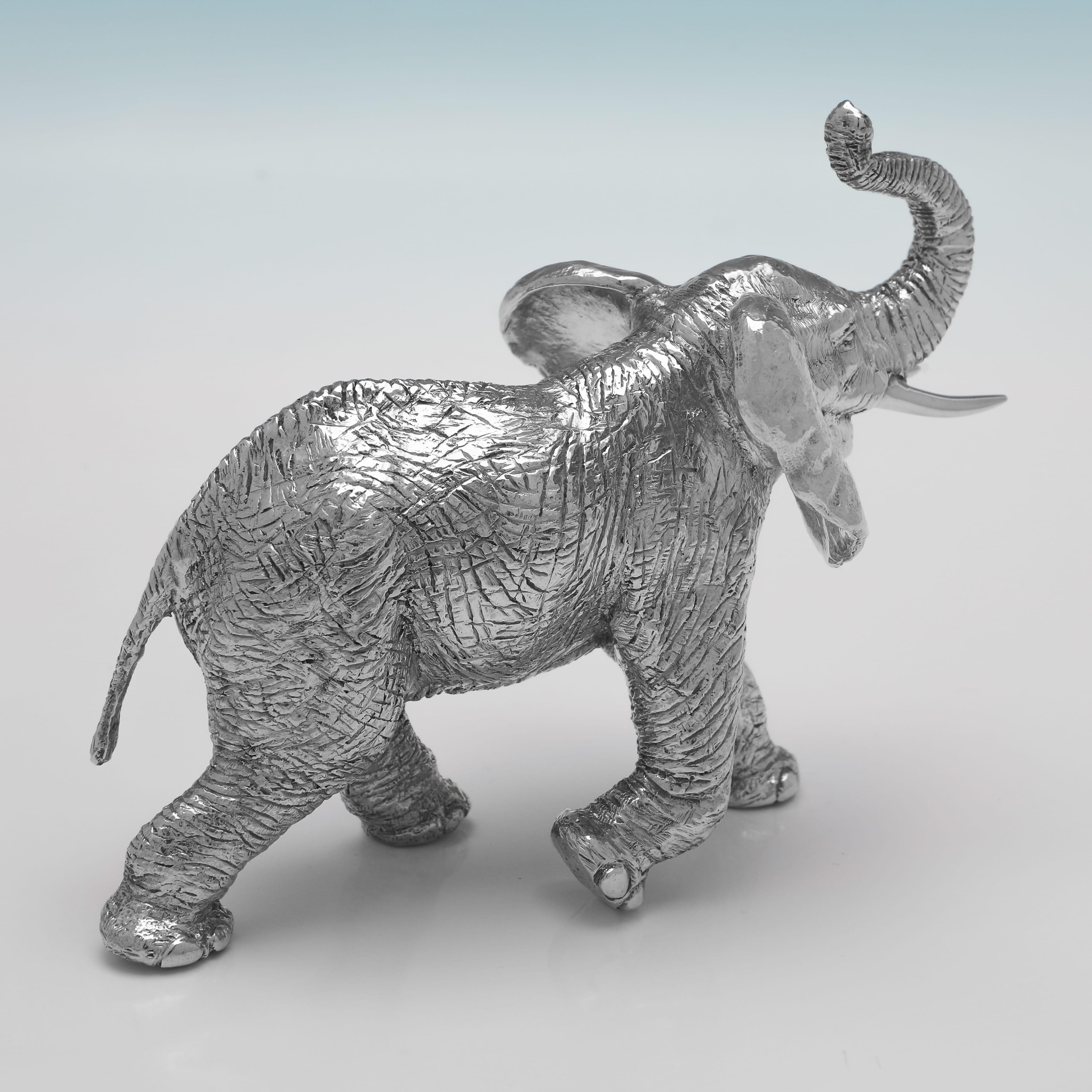 Con marchio a Londra nel 1994, questo affascinante modello di elefante in argento sterling è realizzato in modo realistico. L'elefante misura 4,25