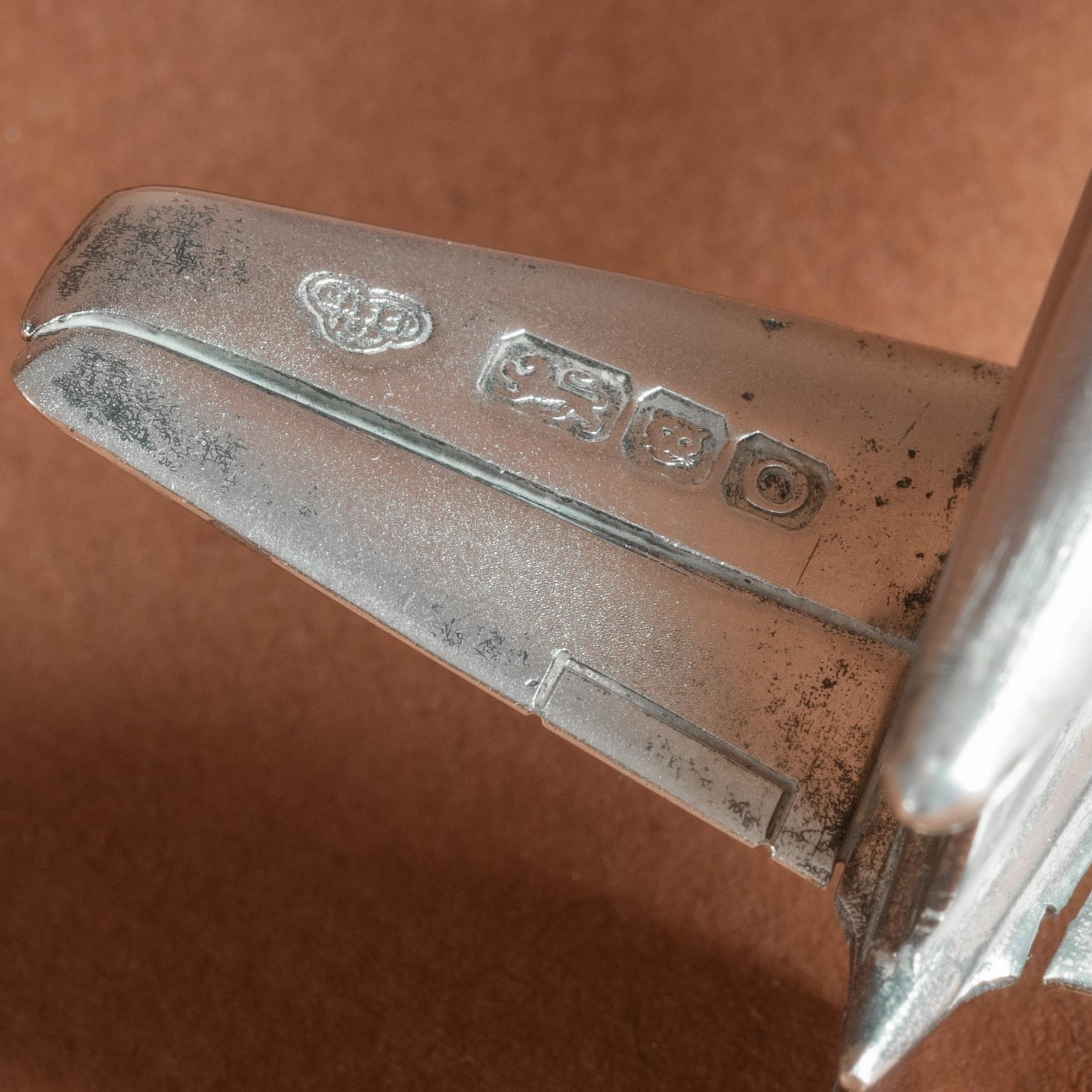 Modèle en argent de l'avion à réaction Gloster Meteor, poinçonné à Londres en 1949. en vente 4