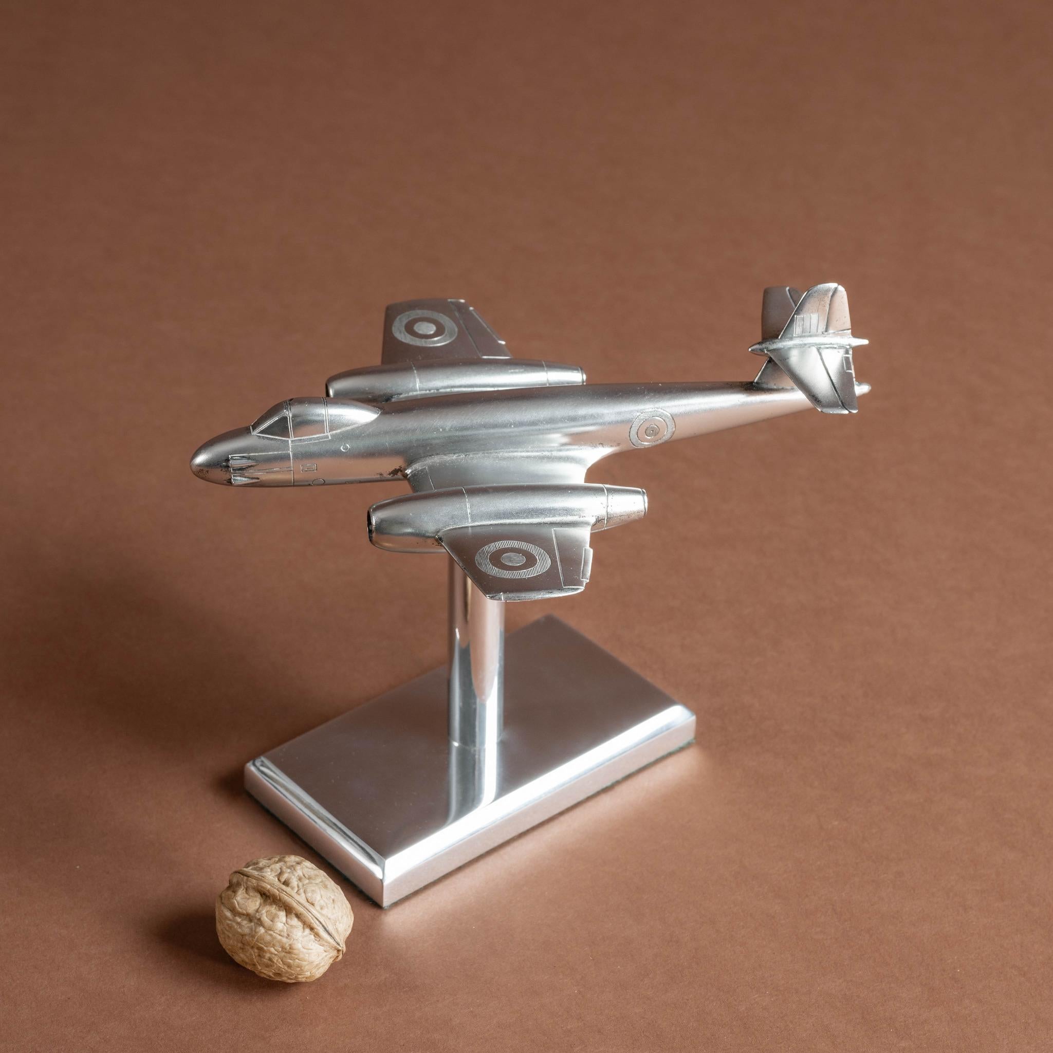 Rare modèle en argent sterling coulé d'un Gloster Meteor avec finition satinée laquée et marquages gravés de la RAF. Fabriqué par Garrard and Company, joaillier de la couronne pour la famille royale britannique, et poinçonné à Londres en 1949, le