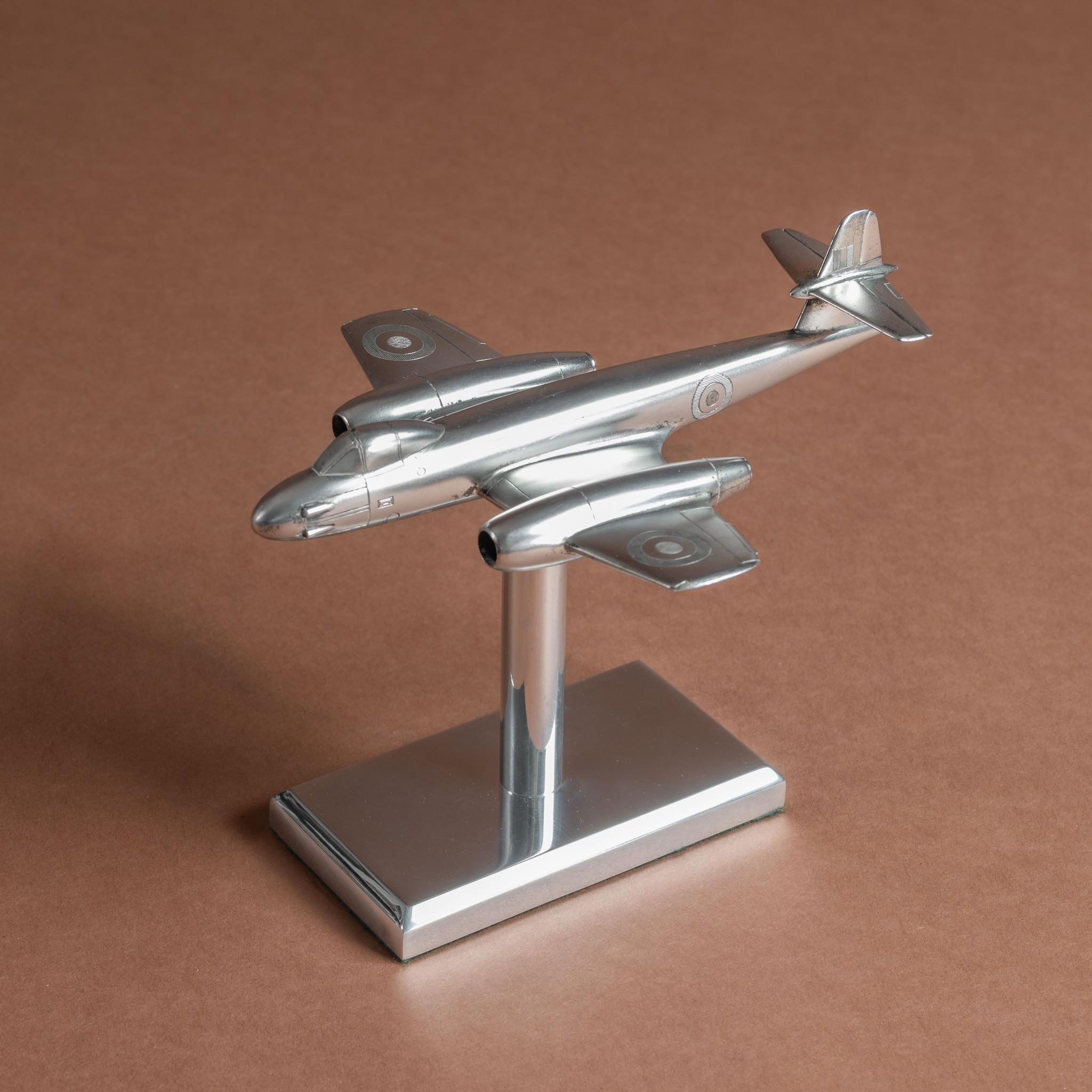 Aluminium Modèle en argent de l'avion à réaction Gloster Meteor, poinçonné à Londres en 1949. en vente