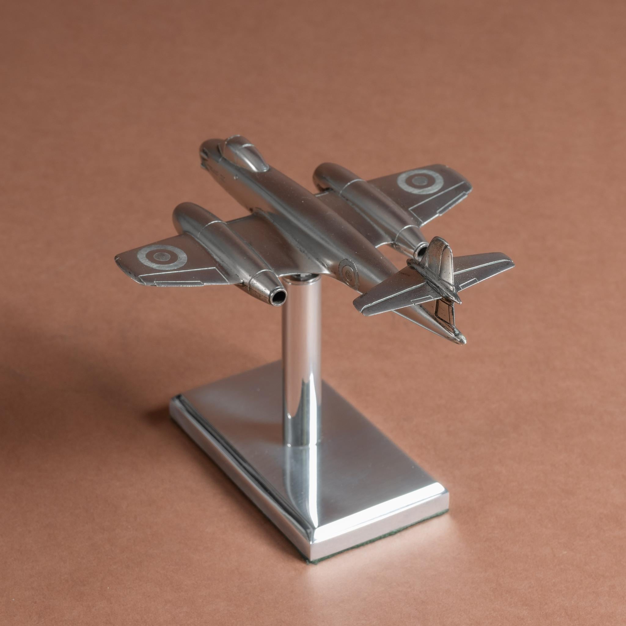 Modèle en argent de l'avion à réaction Gloster Meteor, poinçonné à Londres en 1949. en vente 1