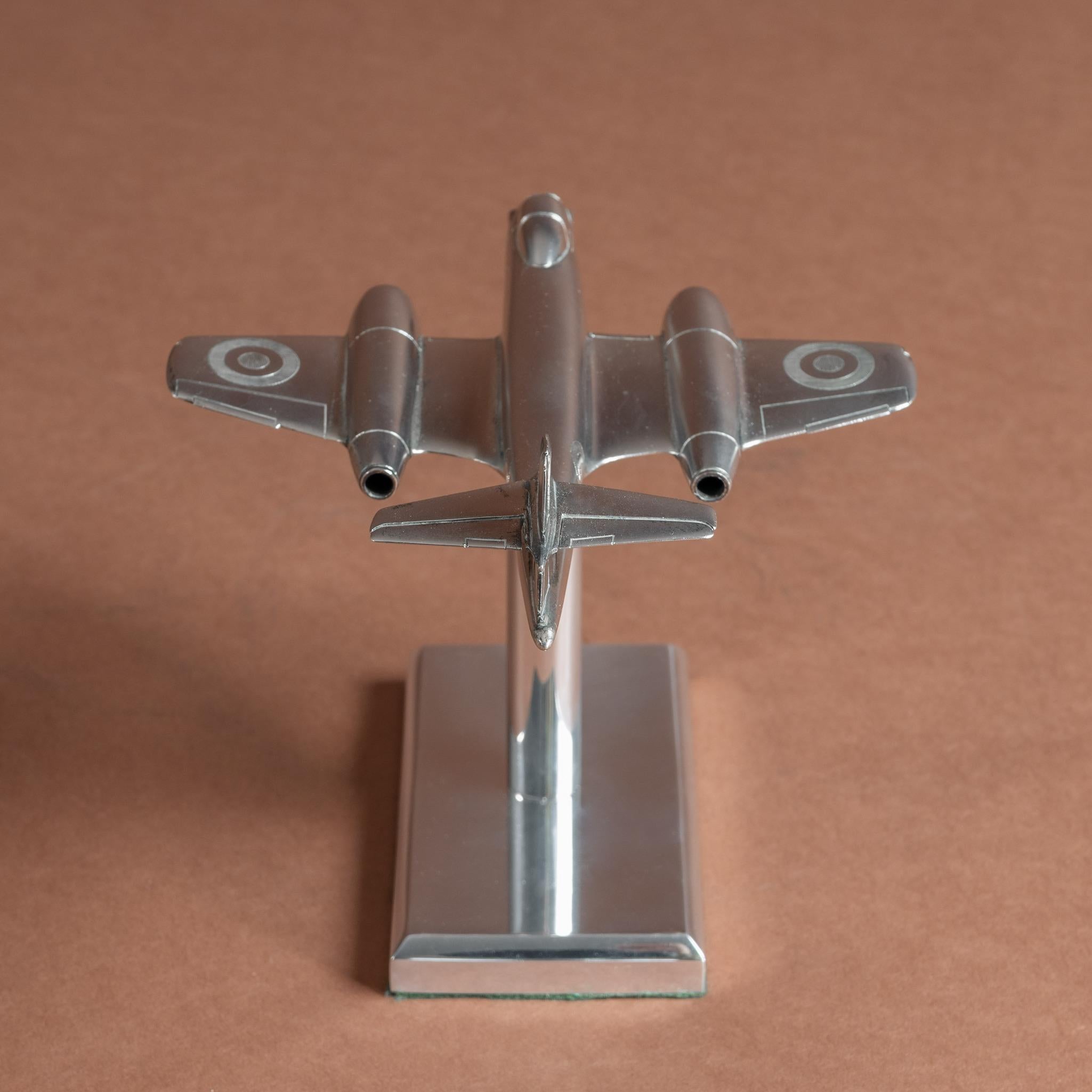 Modèle en argent de l'avion à réaction Gloster Meteor, poinçonné à Londres en 1949. en vente 2